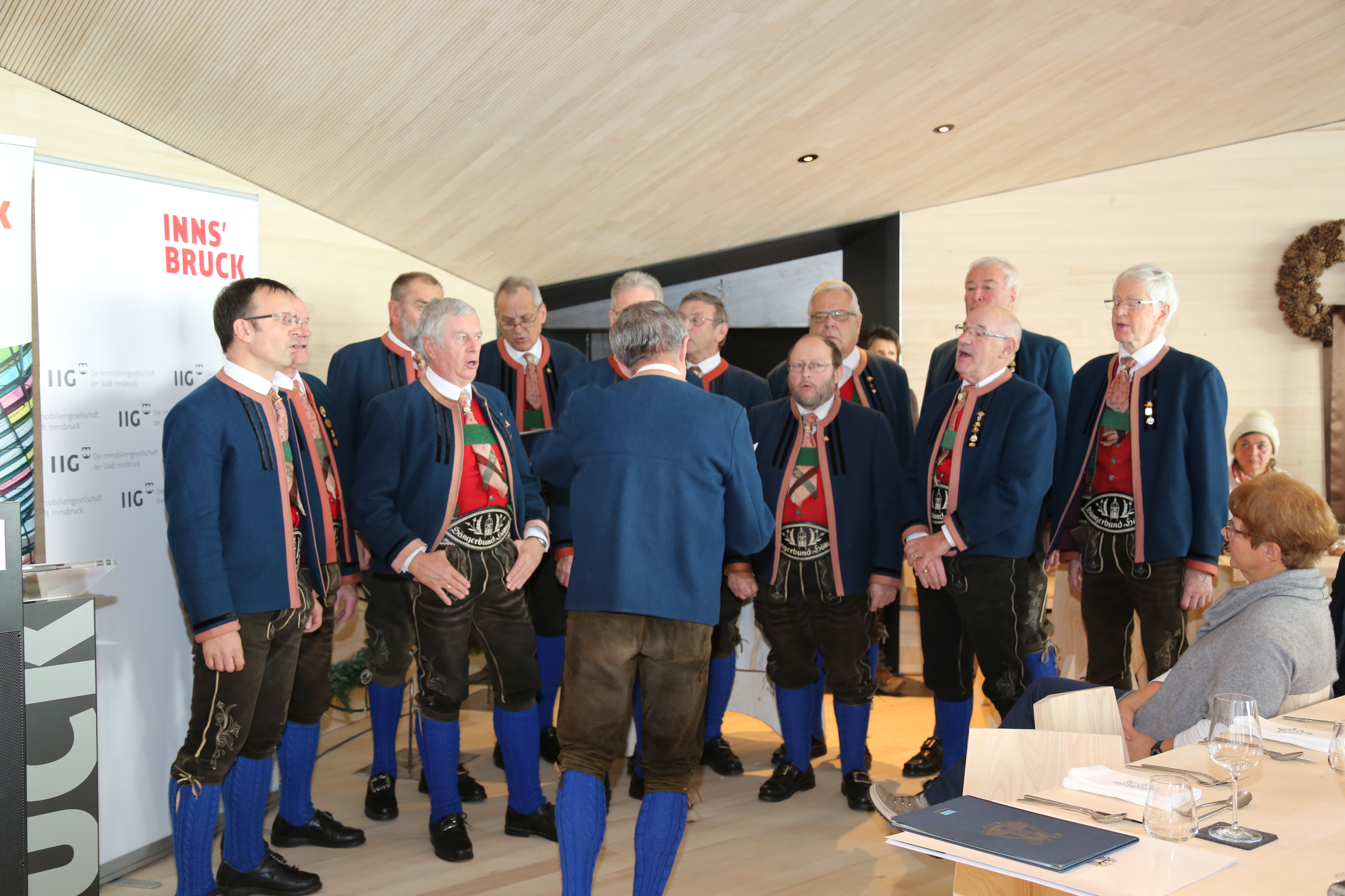 Der Sängerbund Hötting präsentierte unter anderem das "Kasermandl-Lied" und erntete großen Applaus für ihre gelungene Darbietung.