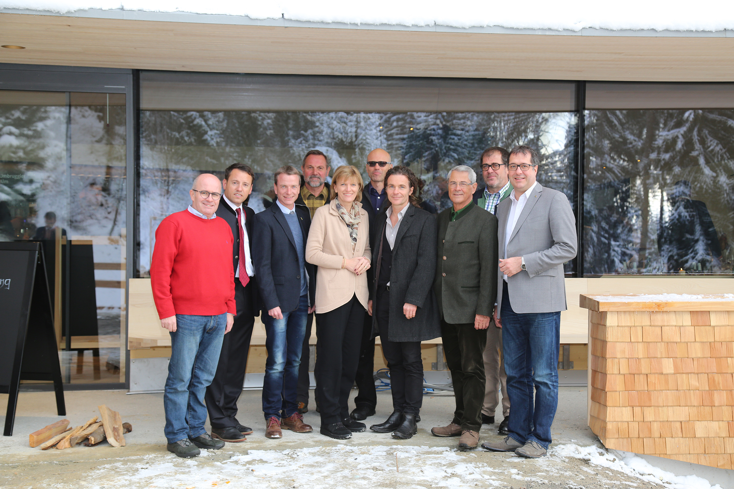 Auf der Terrasse der neuen Umbrüggler Alm (v.l.): GR Markus Stoll, IIG-Geschäftsführer Franz Danler, Vizebürgermeister Christoph Kaufmann, Forstamtsleiter a.D. Leonhard Steiger, Bürgermeisterin Christine Oppitz-Plörer, Architekten-Duo Philip Lutz und Elmar Ludescher, Alt-Vizebürgermeister Eugen Sprenger, Forstamtsleiter Andreas Wildauer und StR Franz Xaver Gruber