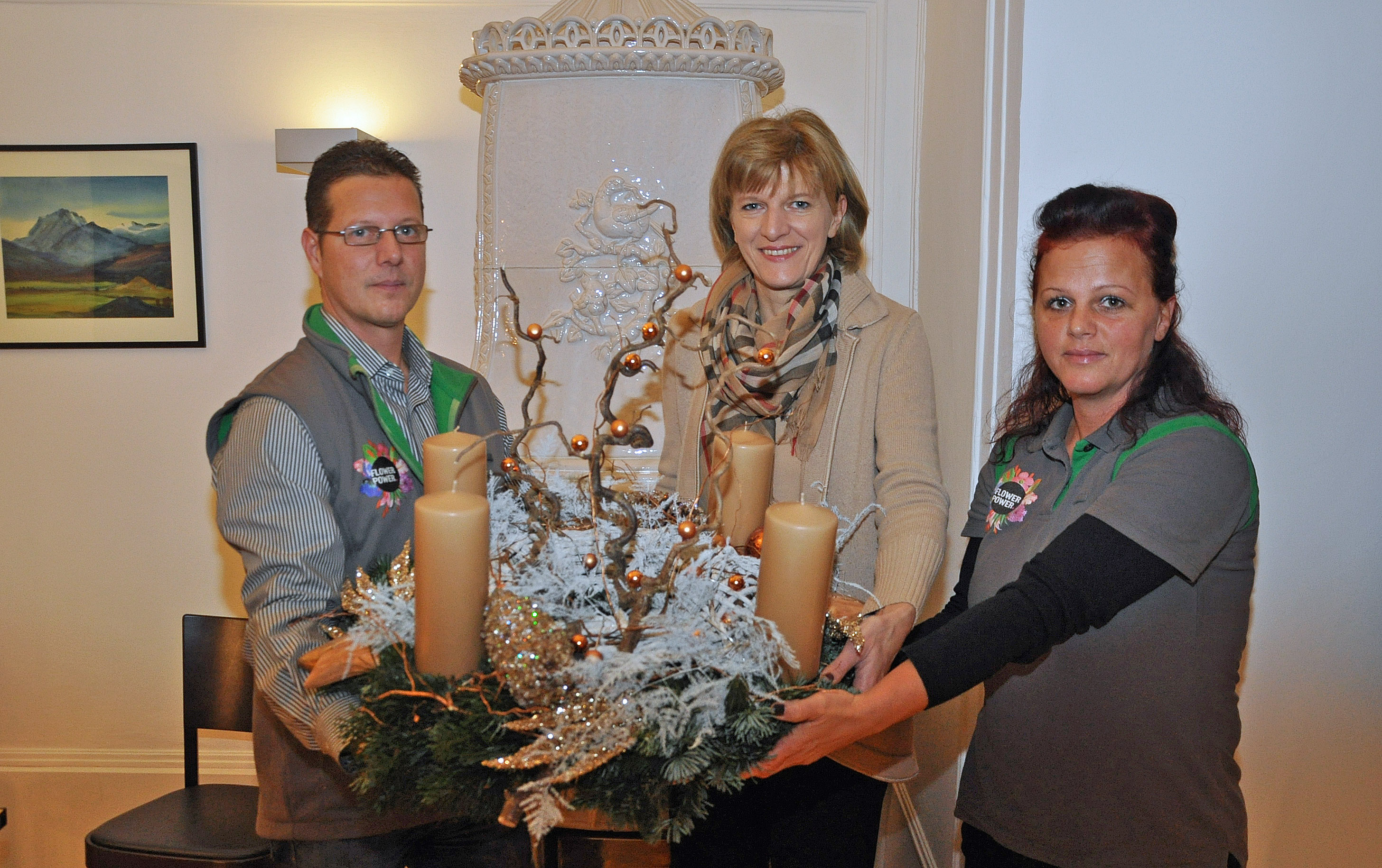 Christian Rist und Claudia Stoffaneller von „bellaflora“ übergaben Bürgermeisterin Christine Oppitz-Plörer den selbstgefertigten Adventkranz.
