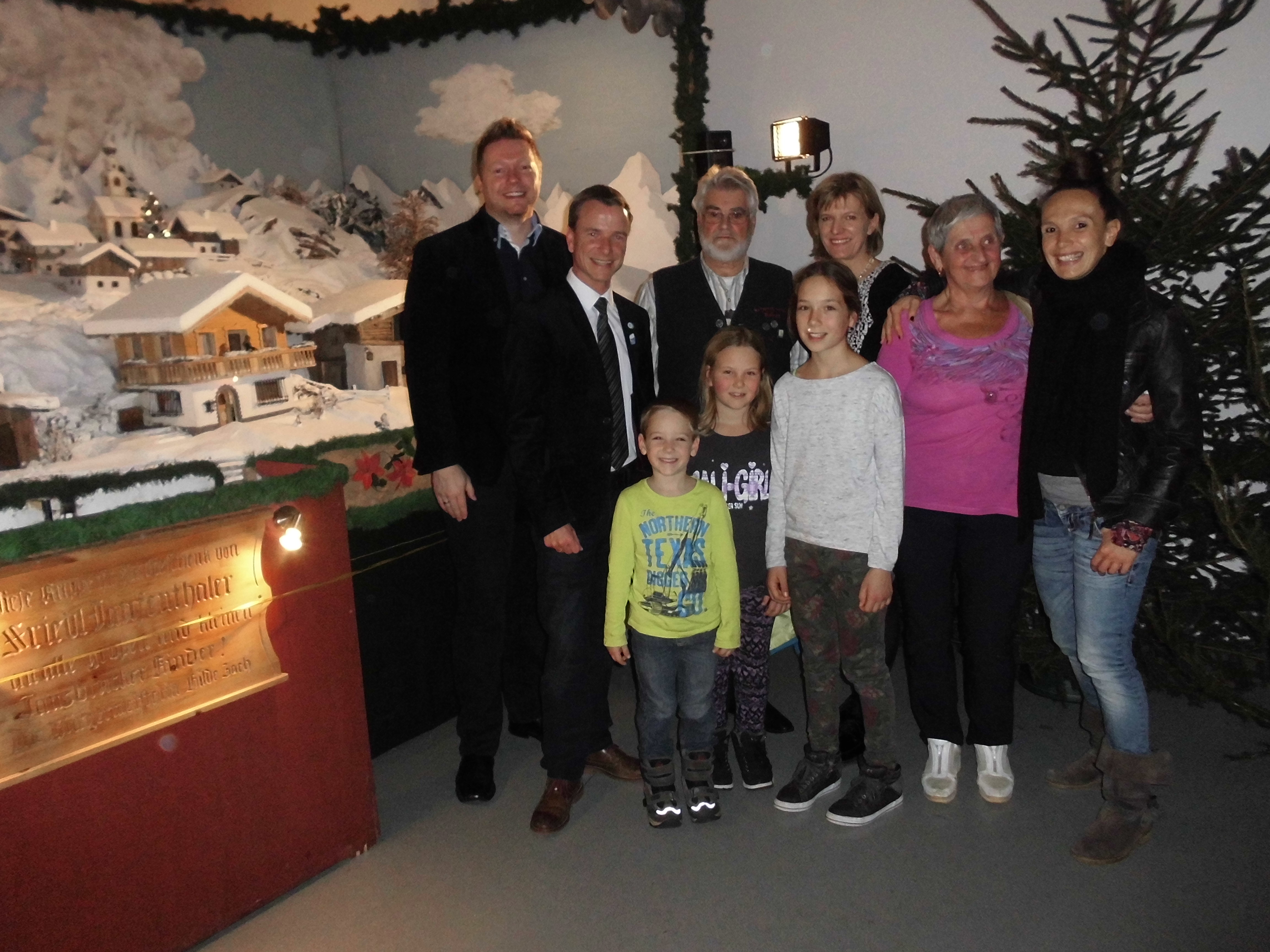 Bei der Eröffnung der Jaufenthaler Krippe, die erstmals im Kaufhaus Tyrol aufgebaut wurde, damit sie witterungsgeschützt ist (v.l.): Sebastian Schneemann (Kaufhaus Tyrol), Vizebürgermeister Christoph Kaufmann, Manfred Künzl (Höttinger Krippenfreunde), Bürgermeisterin Christine Oppitz-Plörer, Inge Jaufenthaler und Maria Zeisler mit krippenbegeisterten Kindern.