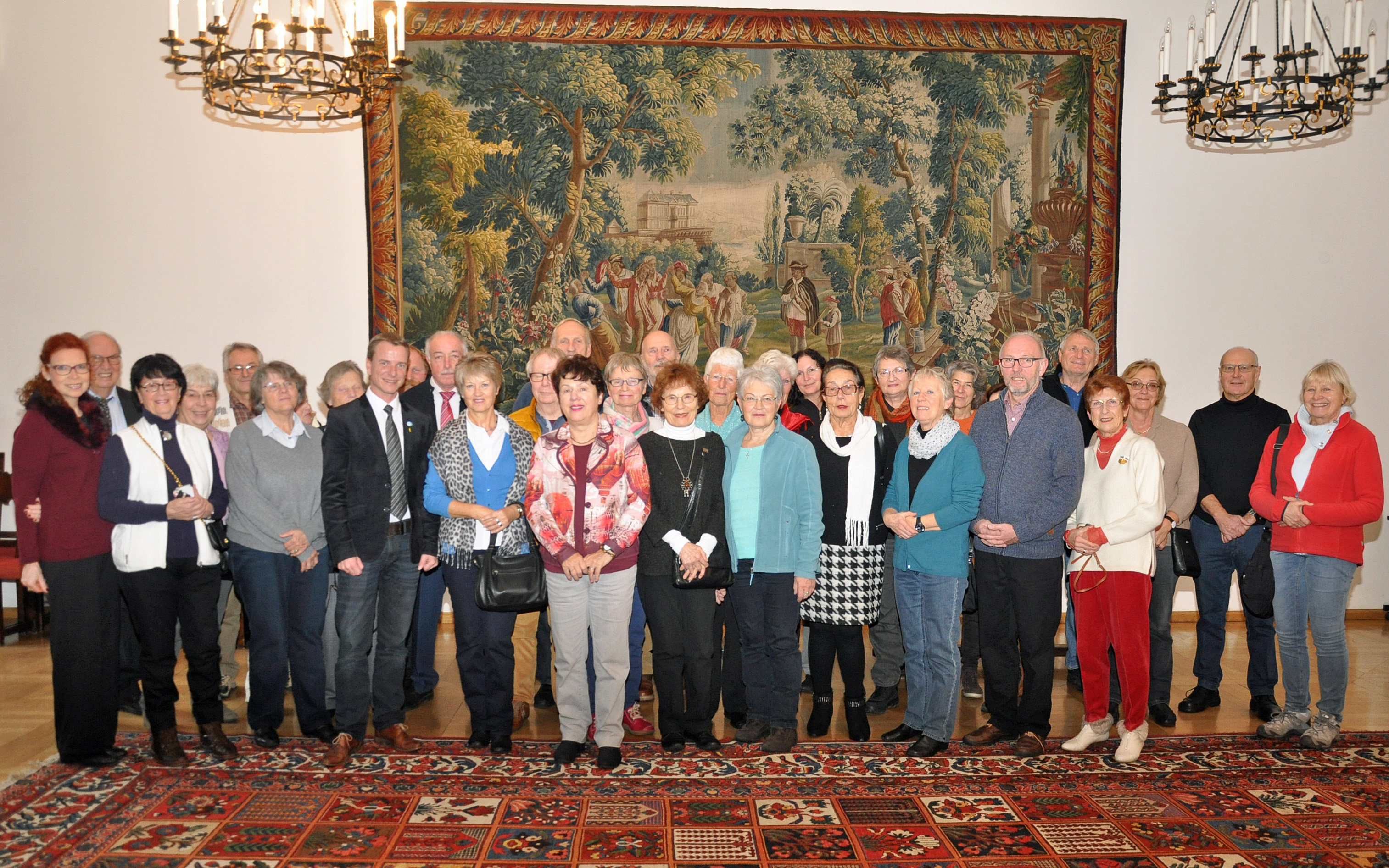 Die Städtepartnerschaft zwischen Innsbruck und Freiburg im Breisgau wird gelebt - dies machte ein Besuch von 34 FreiburgerInnen Anfang Dezember wieder einmal deutlich. Im Bürgersaal des Historischen Rathauses wurden sie von Vizebürgermeister Christoph Kaufmann in Empfang genommen. Die interessierte Gruppe stattet der Tiroler Landeshauptstadt regelmäßig einen Besuch ab. Dieses Mal wurde sie von Gerd Nostadt und Martina Ruch begleitet.
