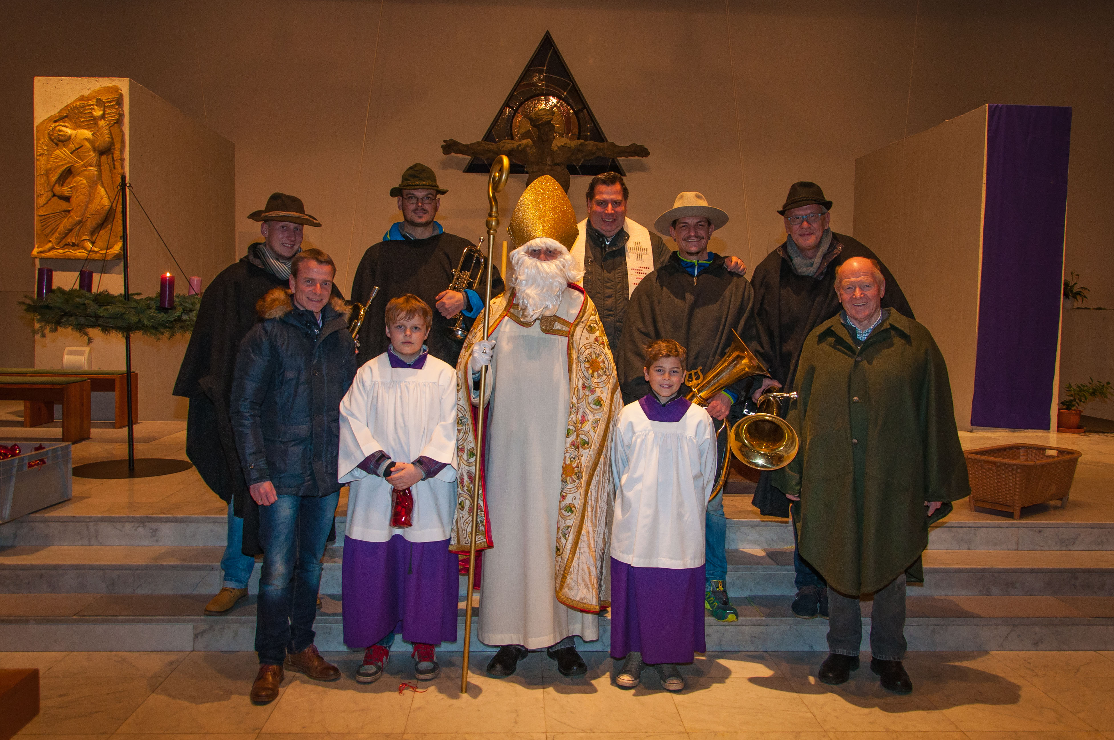 Bereits zum 14. Mal organisierte der Verband Neu Arzl /Olympisches Dorf ‎ (VNO) gemeinsam mit Vizebürgermeister und Familienreferent Christoph Kaufmann den Nikolauseinzug im Olympischen Dorf. Über 250 Kinder wurden vom heiligen Nikolaus beschenkt.

Im Anschluss besuchte Kaufmann mit dem heiligen Nikolaus die 27 Bewohner des betreuten Wohnen im Olympischen Dorf. Die SeniorInnen freuten sich außerordentlich über den Besuch.