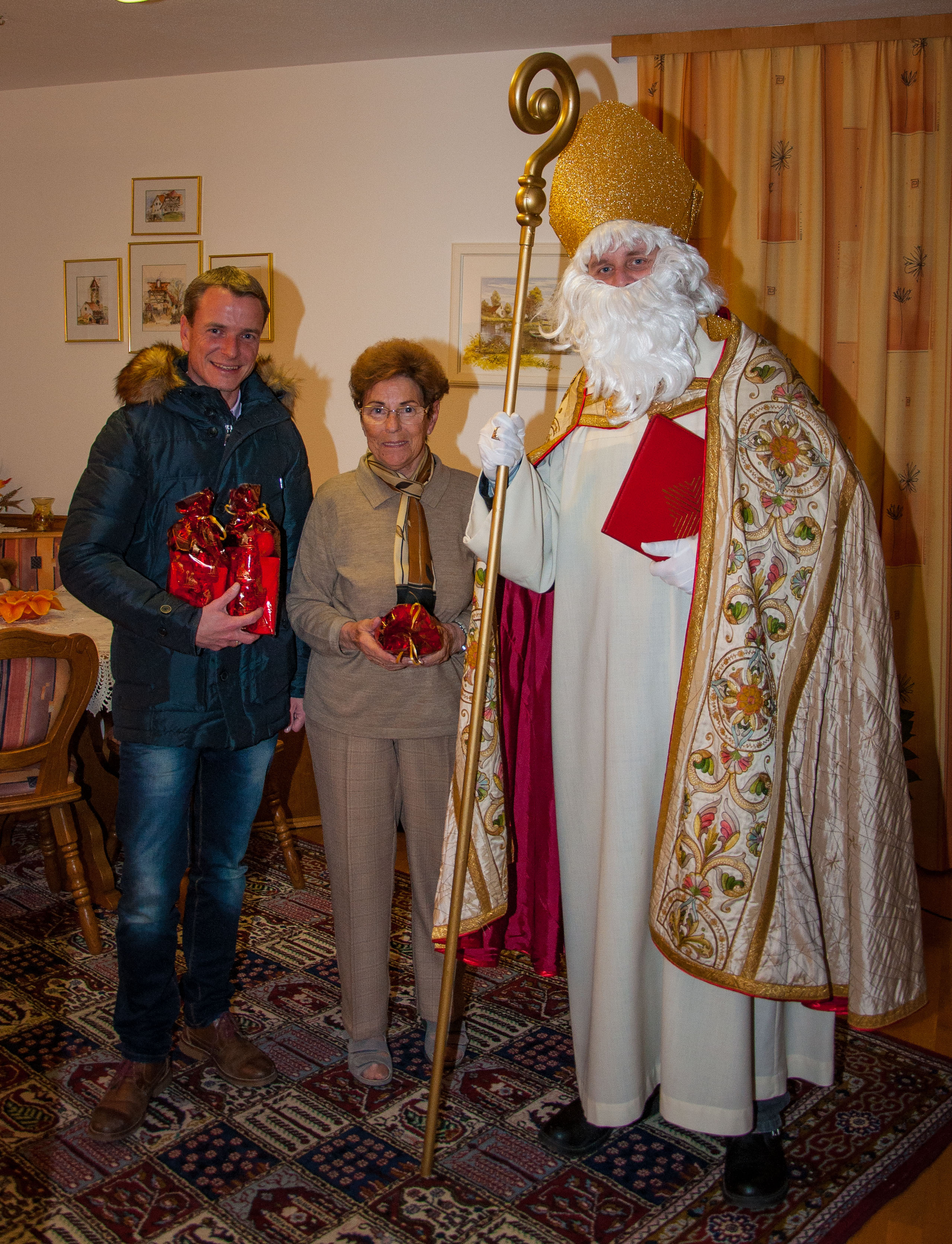 Bereits zum 14. Mal organisierte der Verband Neu Arzl /Olympisches Dorf ‎ (VNO) gemeinsam mit Vizebürgermeister und Familienreferent Christoph Kaufmann den Nikolauseinzug im Olympischen Dorf. Über 250 Kinder wurden vom heiligen Nikolaus beschenkt.

Im Anschluss besuchte Kaufmann mit dem heiligen Nikolaus die 27 Bewohner des betreuten Wohnen im Olympischen Dorf. Die SeniorInnen freuten sich außerordentlich über den Besuch.