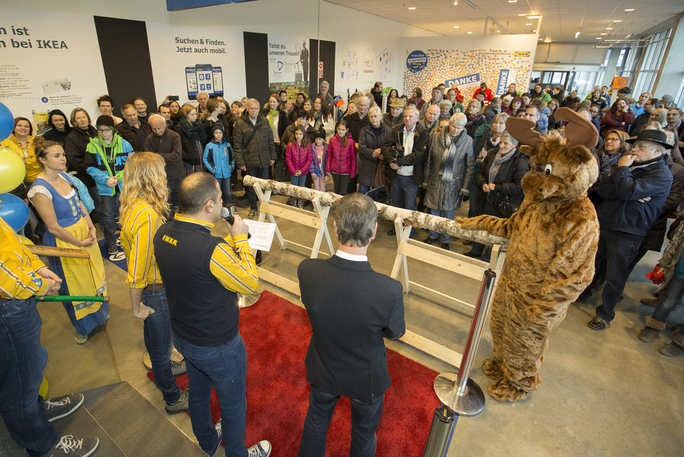 Am 07. Dezember wurde das Möbelhaus IKEA nach dem Umbau und der Erweiterung feierlich eröffnet.  Mit dem traditionellen Durchsägen eines Baumstammes hat der neue Einrichtungshauschef Mario Nozzi gemeinsam mit Vizebürgermeister Christoph Kaufmann den Weg für die KundInnen freigegeben. Auch Gemeinderat Lucas Krackl machte sich ein Bild des 27-Mio.-Euro-Projekts im Osten der Stadt.