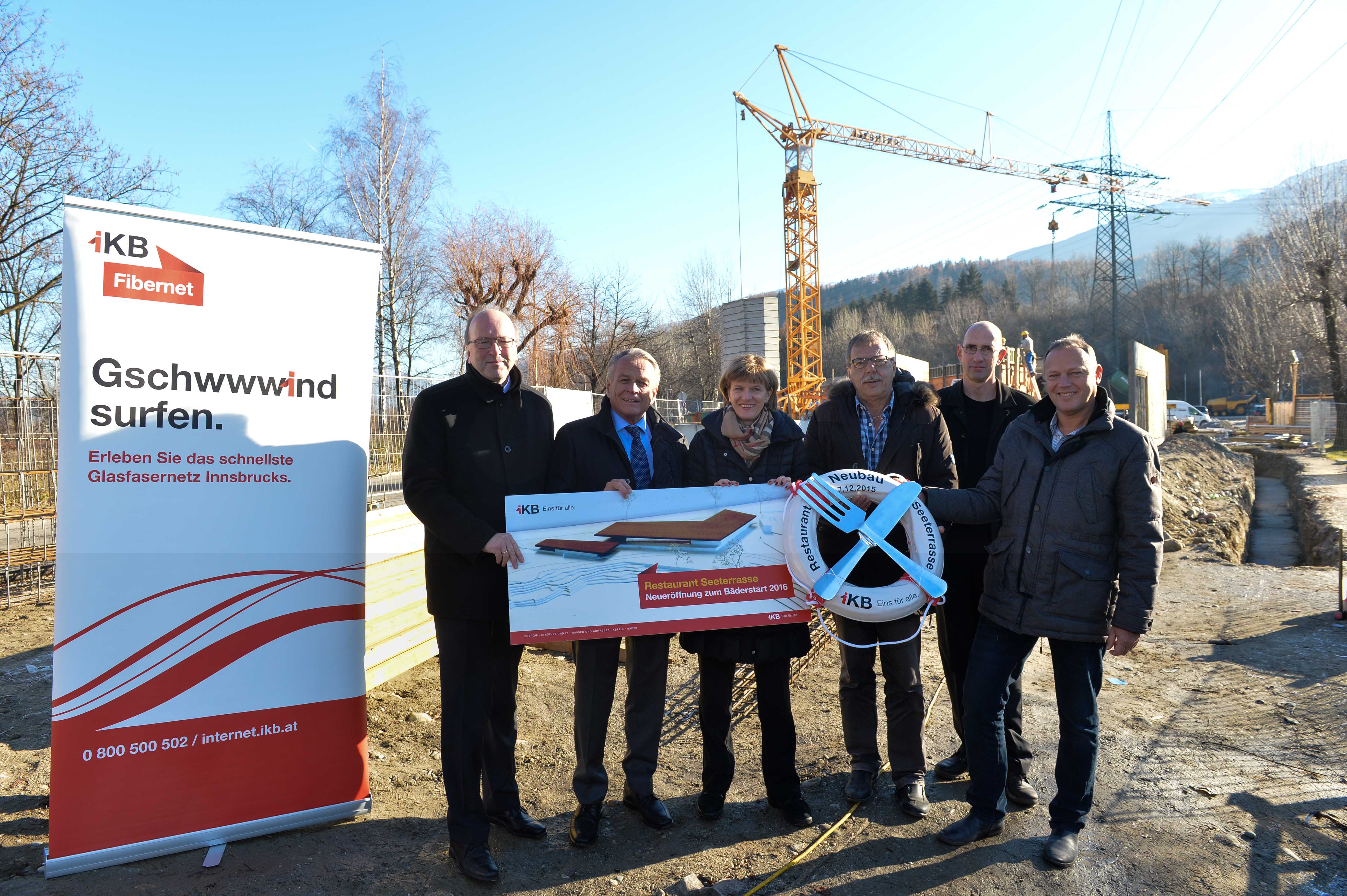 Pünktlich zur Badesaison 2016 bekommt der Baggersee ein architektonisch attraktives neues Restaurant. Vom zügigen Baufortschritt überzeugten sich von li.: IKB-Vorstand Helmuth Müller, Architekt Florian Lutz, Bürgermeisterin Christine Oppitz-Plörer, IKB-Vorstandsvorsitzender Harald Schneider, Stadtrat Gerhard Fritz sowie der künftige Gastronom Martin Klausner.