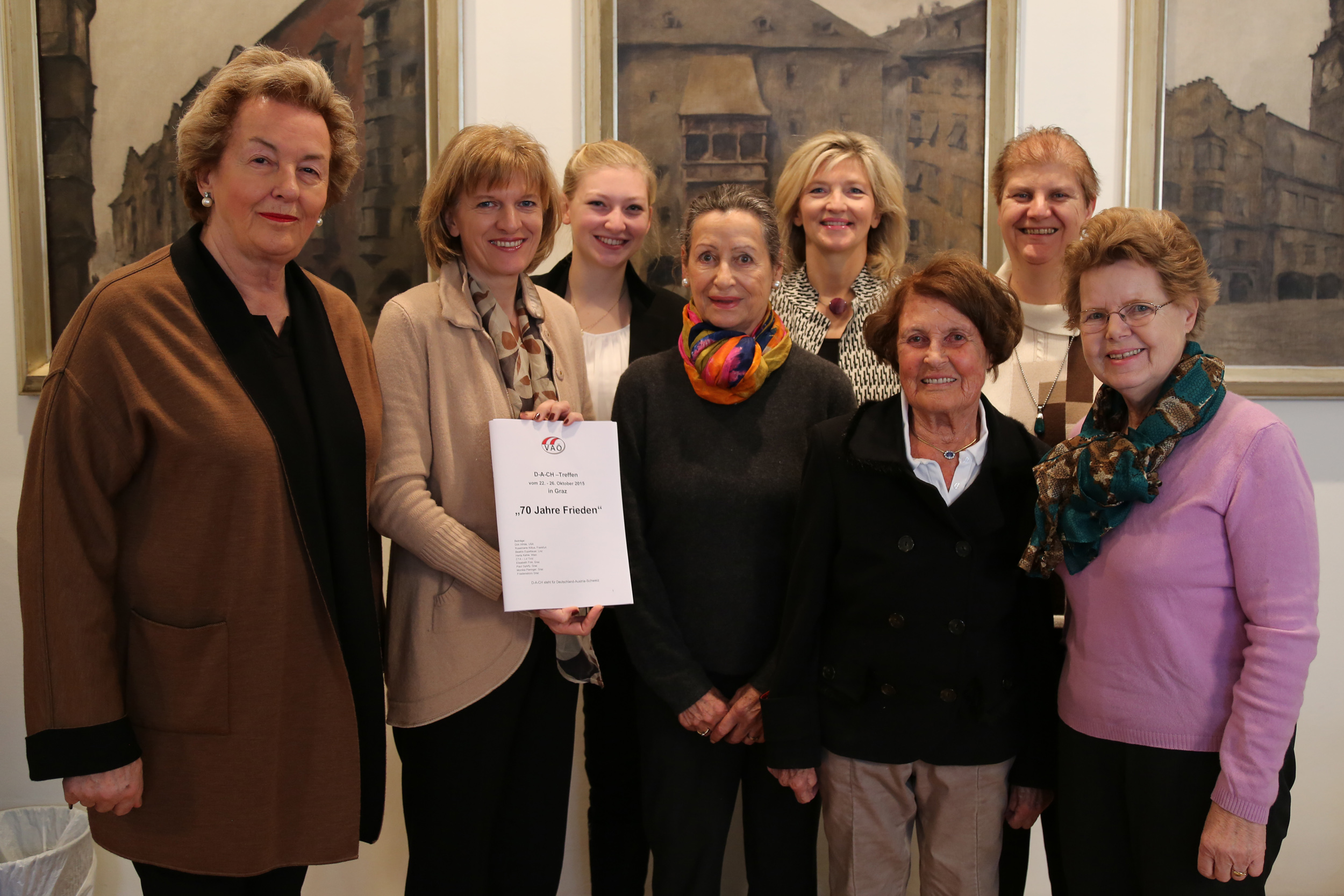 Die Tiroler Akademikerinnen zu Besuch im Rathaus (v.l.): Landesvorsitzende Brigitte Hitzinger-Hecke, Bürgermeisterin Christine Oppitz-Plörer, Ann-Cathrine Saßmann, Autorin Herlinde Molling, Initiatorin Sibylle Saßmann-Hörmann, Zeitzeugin Henriette Klier, Autorin Karola Czernohaus und ehemalige Gemeinderätin Gerti Mayr