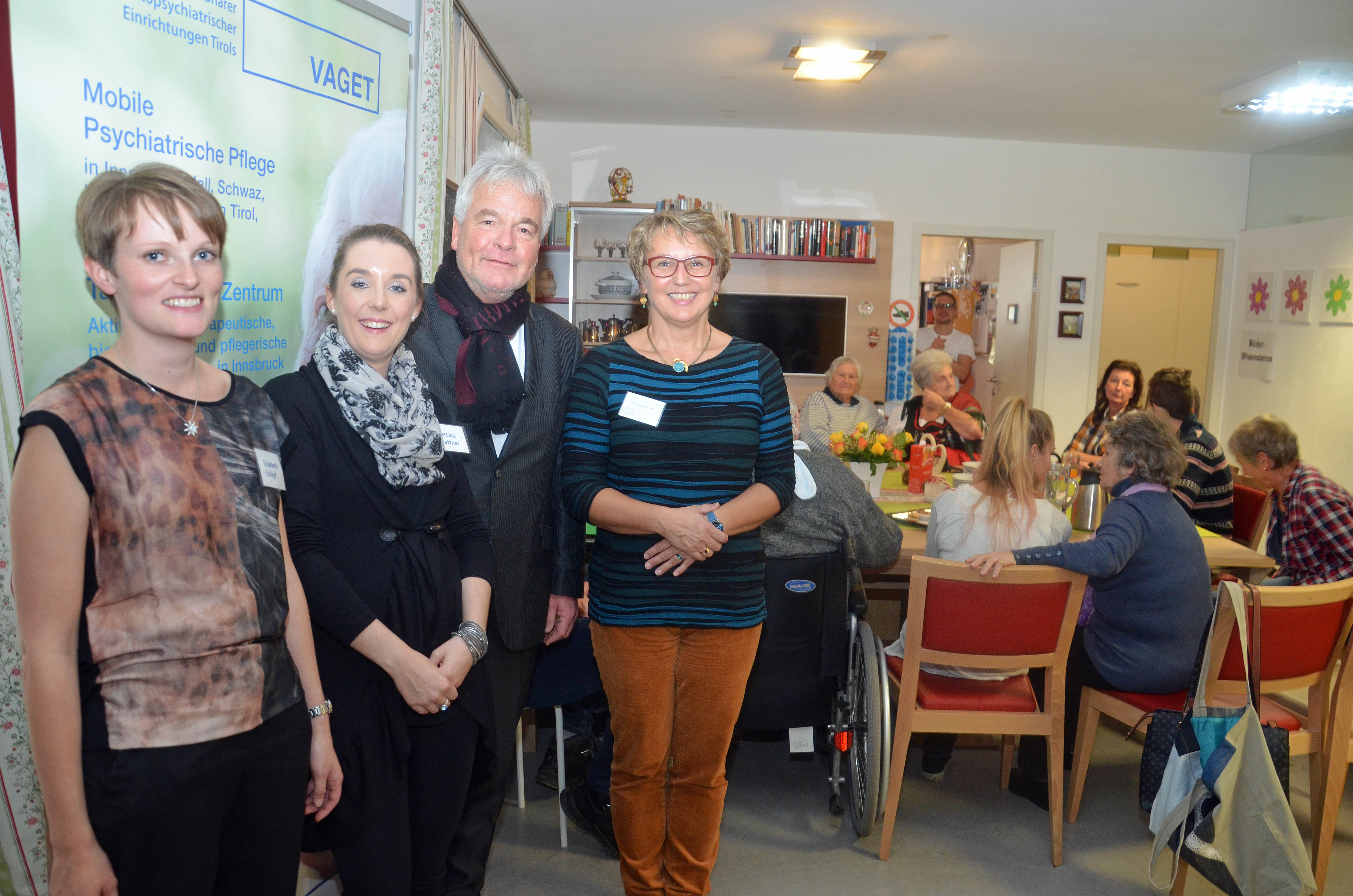 Neben Stadtrat Ernst Pechlaner konnten Elisabeth Schöpf (Bereichsleitung Innsbruck), Pflegehelferin Bettina Plattner und Geschäftsführerin Gertrud Geisler-Devich (v. l.) zahlreiche Interessierte beim Bazar begrüßen.