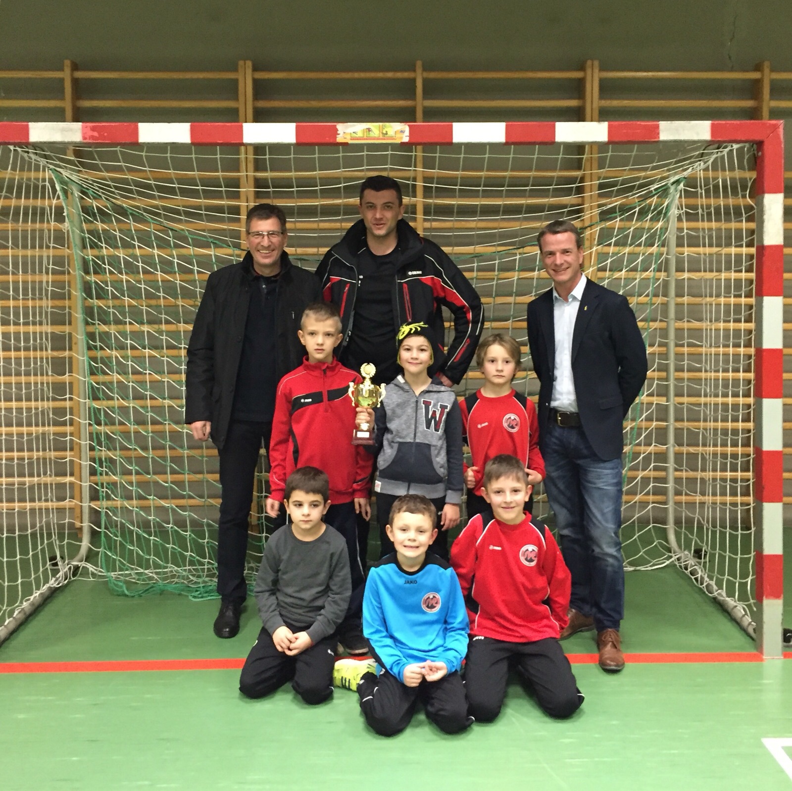 Vizebürgermeister und Sportreferent Christoph Kaufmann ließ es sich nicht nehmen, die Siegerehrung bei der U8 Hallenmeisterschaft selbst vorzunehmen. Sieger des U8 Nachwuchsturniers 2015 ist der FC Wacker. Organisiert wurde das diesjährige Nachwuchsturnier vom Sportverein Innsbruck. Vizebürgermeister Kaufmann bedankte sich bei den Vereinsvertretern, Trainern und Eltern für ihren Einsatz im Sinne des Nachwuchssportes.