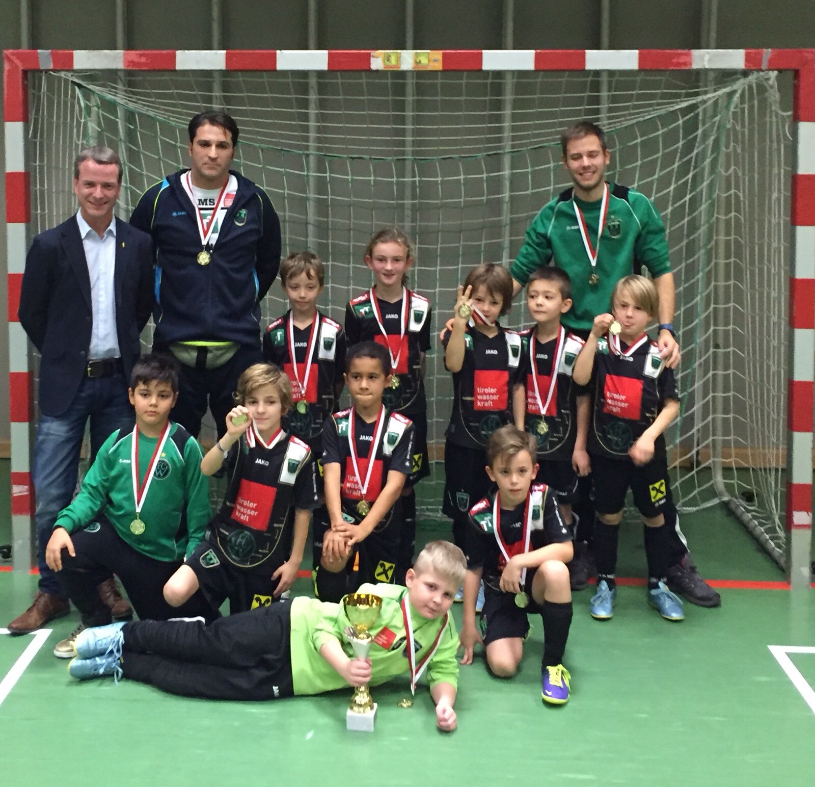 Vizebürgermeister und Sportreferent Christoph Kaufmann ließ es sich nicht nehmen, die Siegerehrung bei der U8 Hallenmeisterschaft selbst vorzunehmen. Sieger des U8 Nachwuchsturniers 2015 ist der FC Wacker. Organisiert wurde das diesjährige Nachwuchsturnier vom Sportverein Innsbruck. Vizebürgermeister Kaufmann bedankte sich bei den Vereinsvertretern, Trainern und Eltern für ihren Einsatz im Sinne des Nachwuchssportes.