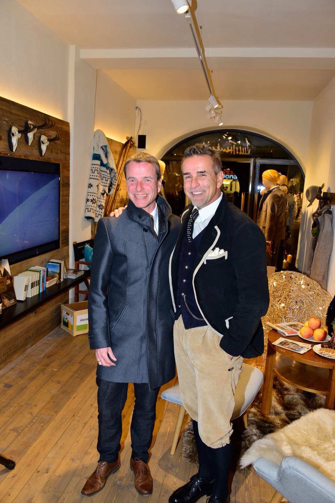 Vor kurzem eröffnete der Luis TRENKER Shop in der Altstadt. Geschäftsführer Michi Klemera begrüßte zahlreiche Gäste, darunter Vizebürgermeister Christoph Kaufmann, Mag. Stefan Lahartinger (Marketing Tiroler Sparkasse) u.v.m.
Kaufmann betonte die Wichtigkeit der Vielfalt von Wirtschaftsbetrieben in Innsbruck und freut sich über Erweiterung durch diesen Shop im Sinne der alpin-urbanen Sportlichkeit.