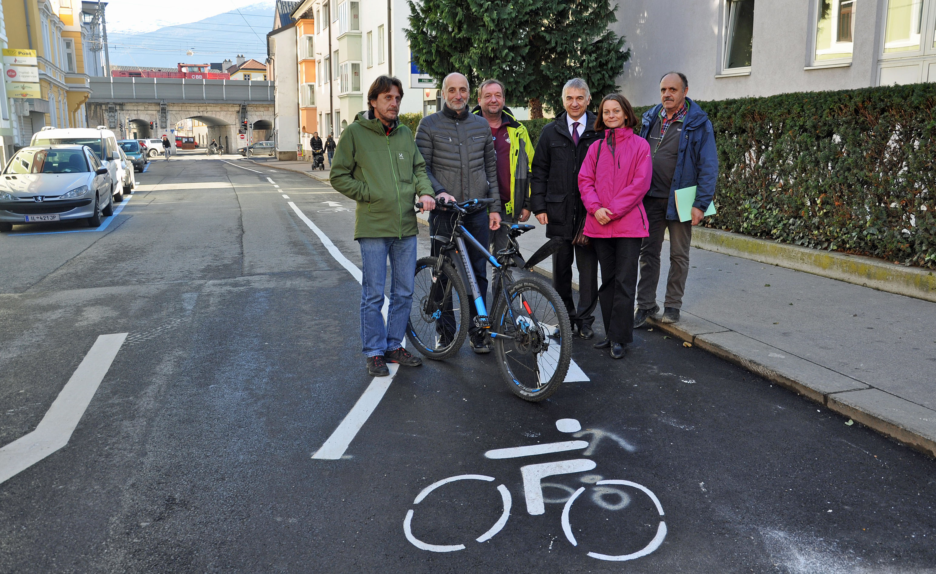 Nahmen die durchgängige Radwegführung gegen die Einbahn unter die Lupe (v. l.): Helmut Krainer, Christian Schoder, Reinhard Rogen, Walter Zimmeter, Sonja Pitscheider und Christian Berger