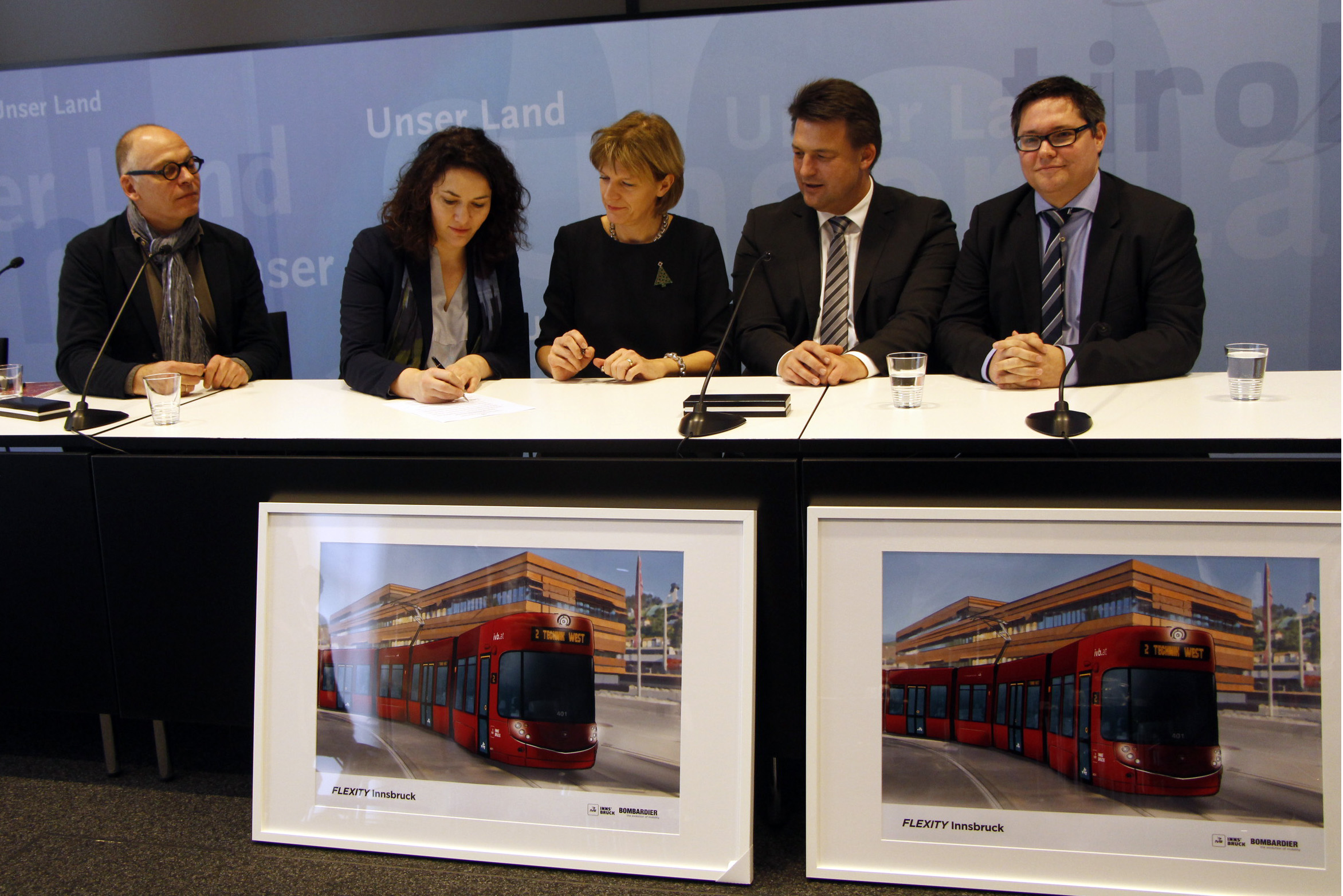Ingrid Felipe unterschreibt die Verträge zu den neuen Straßen- und Regionalbahnen, Bürgermeisterin Christine Oppitz-Plörer und IVB-Geschäftsführer Martin Baltes schauen ebenso genau hin, wie die Vertreter des Herstellers Bombardier Bruno Kittner und Christian Diewald.