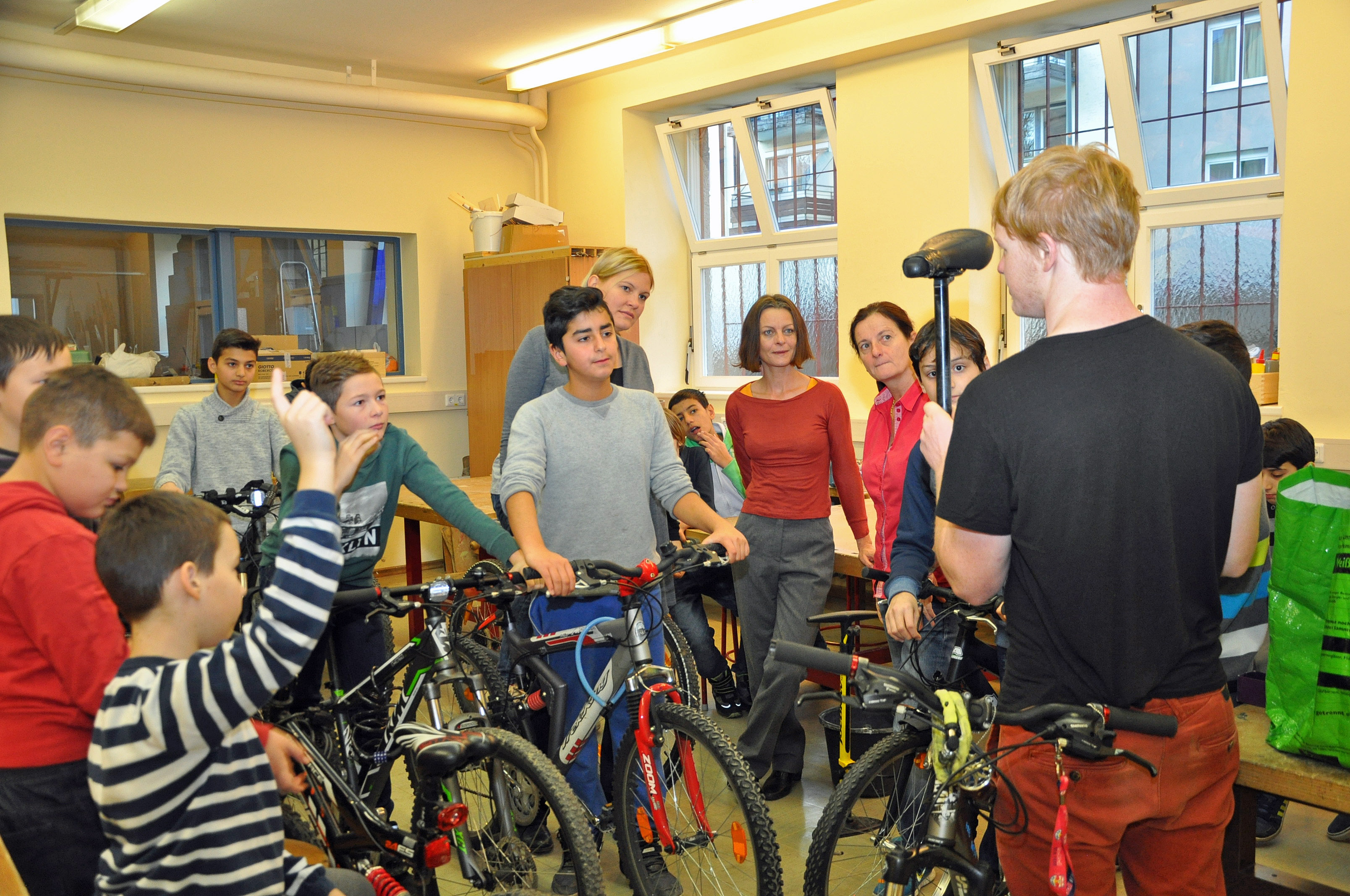 Nicht nur die Schüler der 2a-Klasse der NMS Gabelsbergerstraße sondern auch Vizebürgermeisterin Mag.a Sonja Pitscheider (4. v. r.), Klimabündnis-Geschäftsführerin Mag.a Anna Schwerzler (hinten; M.) und Direktorin Brigitte Winkler Gremel, MEd. (3. v. r.) lauschten den Fahrrad-Tipps von Lorenz Kiesel von der Bikerei.