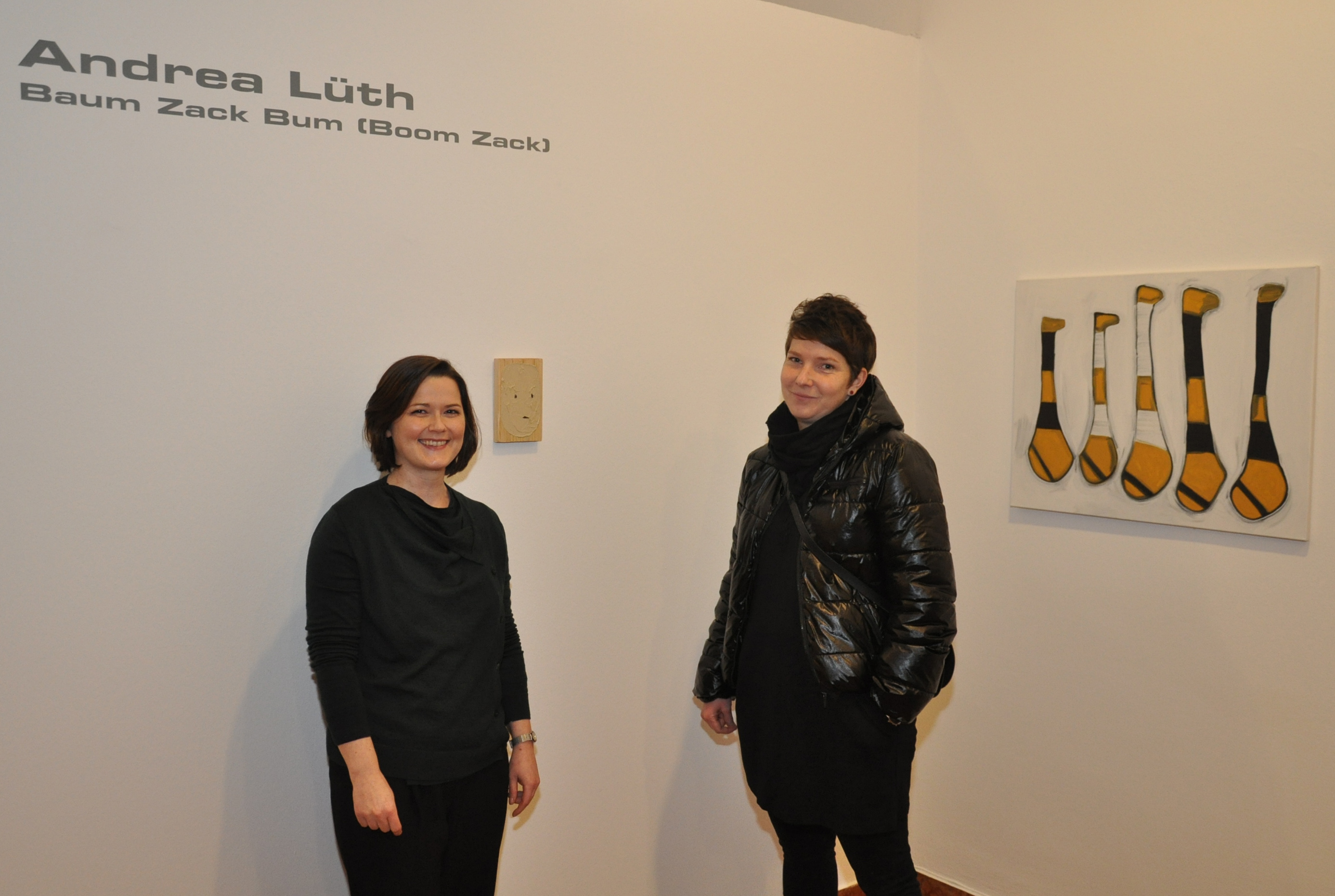 Künstlerin Andrea Lüth (r.) und Natalie Pedevilla (Referatsleitung Bildende Kunst und Kulturprojekte, l.) bei der Eröffnung der Ausstellung „Baum Zack Bum“ in der Andechsgalerie.