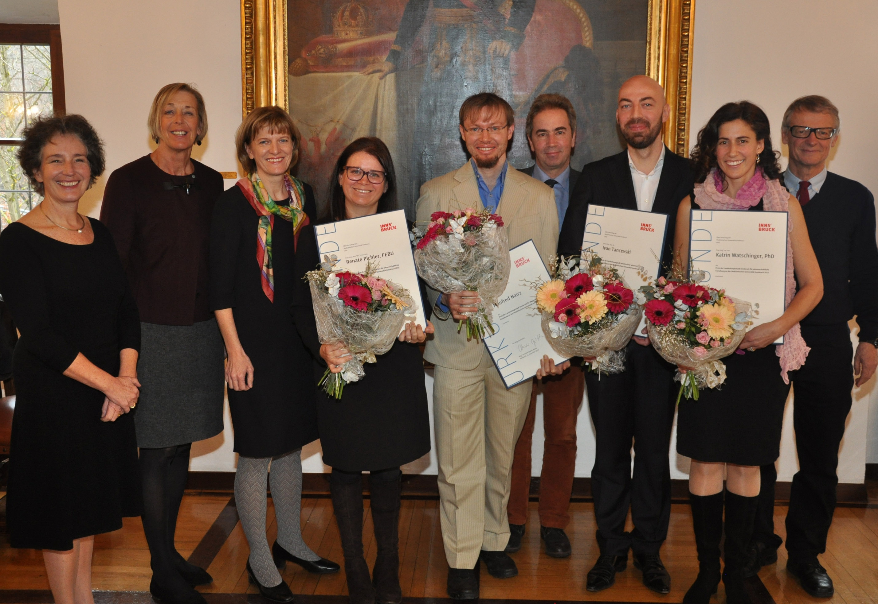 Die PreisträgerInnen Renate Pichler (4.v.l.), Manfred Nairz (M.), Ivan Tancevski (3.v.r.) und Katrin Watschinger (2.v.r.) freuten sich über die Auszeichnung, die im Beisein von Bürgermeisterin Christine Oppitz-Plörer (3.v.l.), Med-Uni-Rektorin Helga Fritsch (2.v.l.), Vizerektorin für Forschung und Internationales Christine Bandtlow (1.v.l.) sowie einige Professoren vergeben wurde.