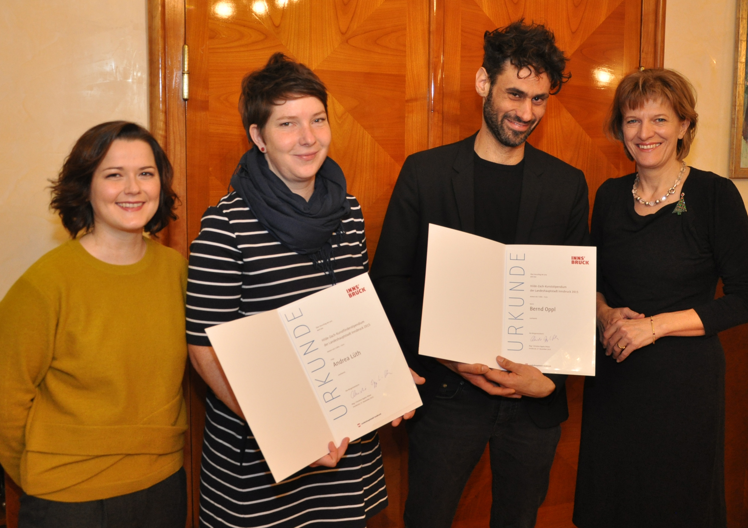 Die beiden Stipendiaten Andrea Lüth (2.v.r) und Bernd Oppl (2.v.l.) zeigten sich bei der Verleihung durch Bürgermeisterin Christine Oppitz-Plörer (r.) und im Beisein von Natalie Pedeivilla (Referatsleitung Bildende Kunst und Kulturprojekte, l.) erfreut über die Stipendien.