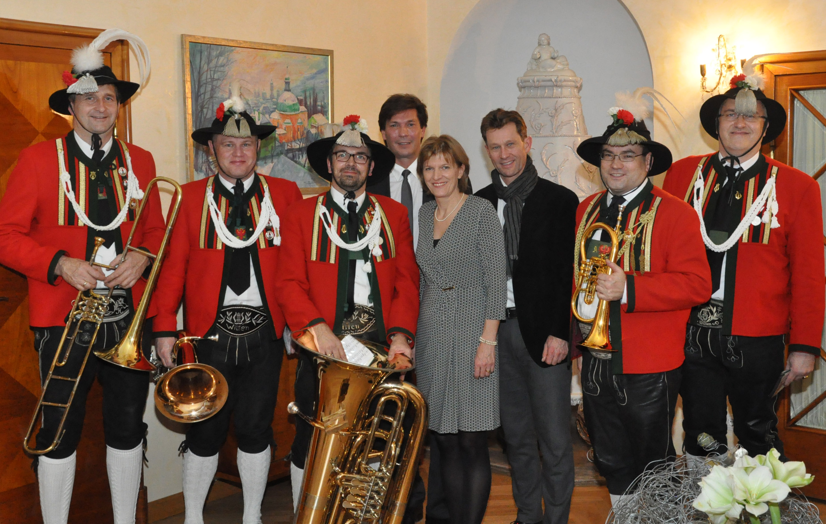 Ein Bläserquintett der Wiltener Stadtmusikkapelle bot beim Weihnachtsbesuch im Rathaus drei stimmungsvolle Stücke. Bürgermeisterin Christine Oppitz-Plörer (M.) empfing die Musikanten sowie Roland Tanzer (Präsident, 4.v.l.) und Peter Kostner (Kapellmeister, 3.v.r.).