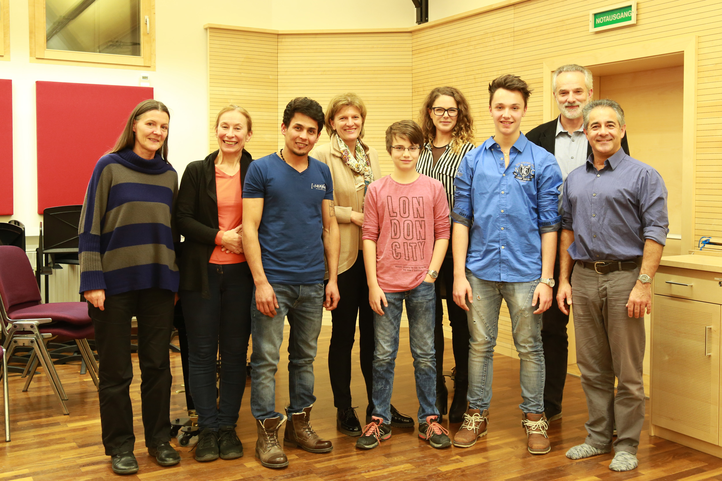 Bei der SolistInnenprobe des neuen Innsbruck-Liedes (v.l.): Kulturamtsleiterin Maria-Luise Mayr, Cathy Milliken, Elia Hosseini, Bürgermeisterin Christine Oppitz-Plörer, Sängerknabe Moritz, Verena Pötzl, Sängerknabe David, Johannes Stecher (künstlerischer Leiter der Wiltener Sängerknaben) und Ravi Srinivasan.