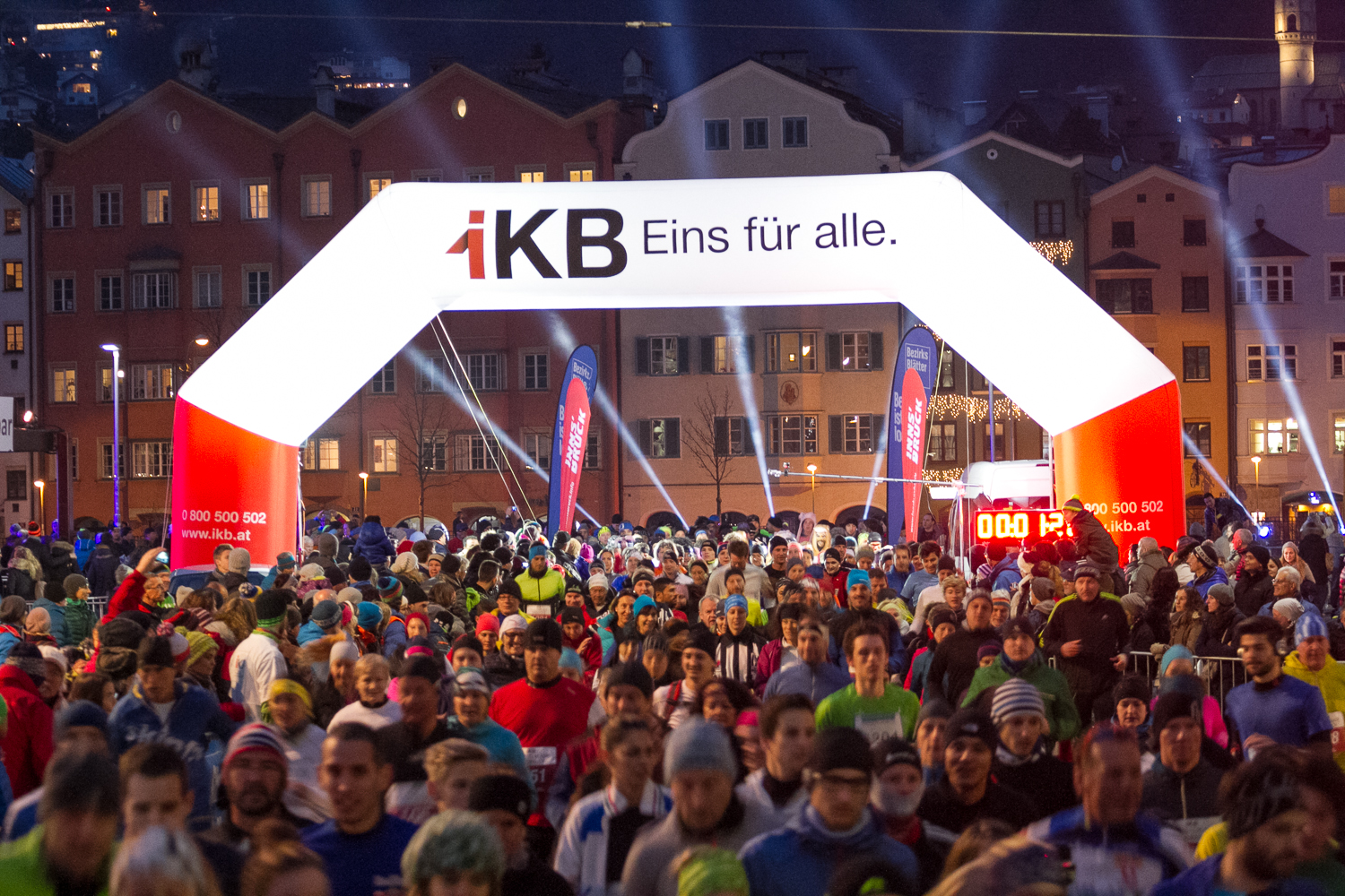 Der Silvesterlauf 2015 konnte einen Teilnehmerrekord von knapp 1.500 LäuferInnen verzeichnen. Vizebürgermeister Christoph Kaufmann gratulierte den SiegerInnen und war begeistert von der tollen Stimmung.