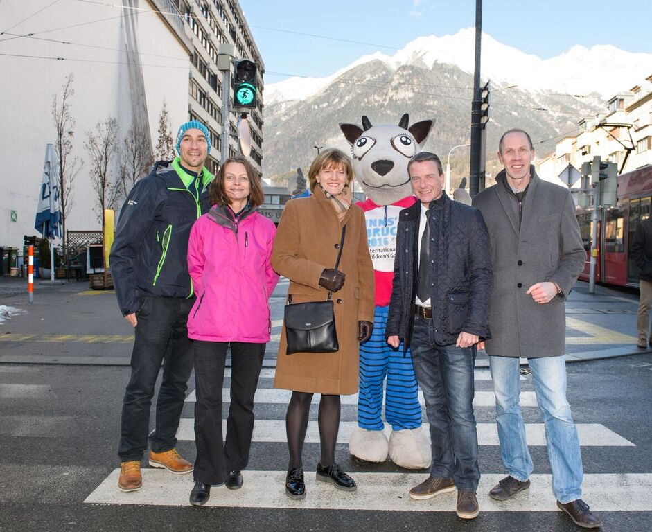 Präsentierten die sportlichen Ampelmännchen (v.l.): Georg Spazier (ICG 2016), Vizebürgermeister Sonja Pitscheider, 
Bürgermeister Christine Oppitz-Plörer, Maskottchen Yosi, Vizebürgermeister Christoph Kaufmann und Bernhard Vettorazzi
