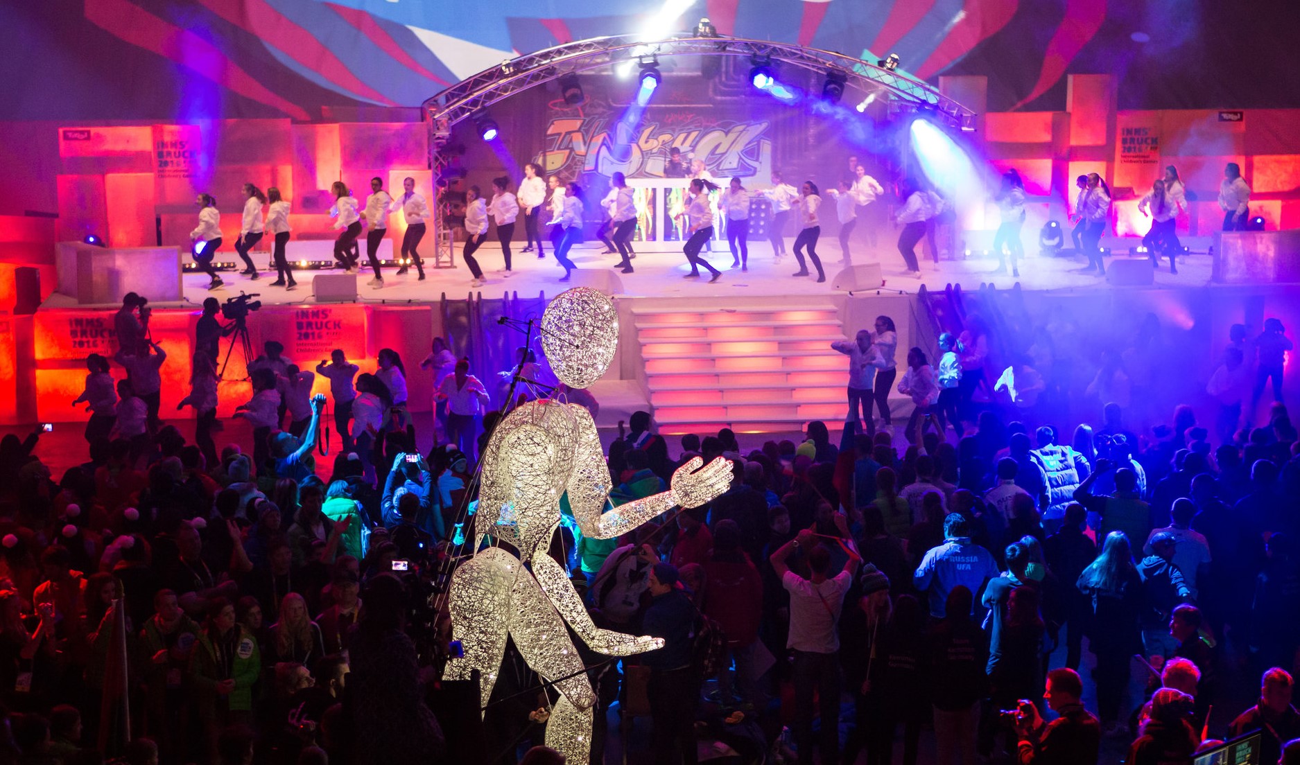 Dundu der sanfte Riese begeistert gemeinsam mit „I Can Groove“ die Zuseher in der Olympiaworld Innsbruck