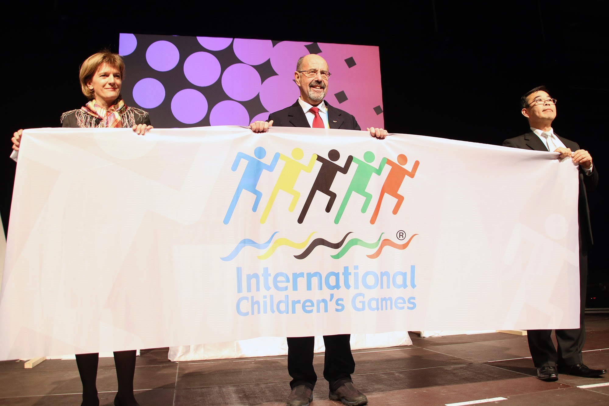 Die Flagge der ICG wurde an die nächste Gastgeberstadt New Taipei City übergeben. V.l.n.r. Bürgermeisterin Mag. Christine Oppitz-Plörer, ICG Präsident Torsten Rasch und Direktor des Taipei Wirtschafts- und Kulturbüro Yu-Shun Chen