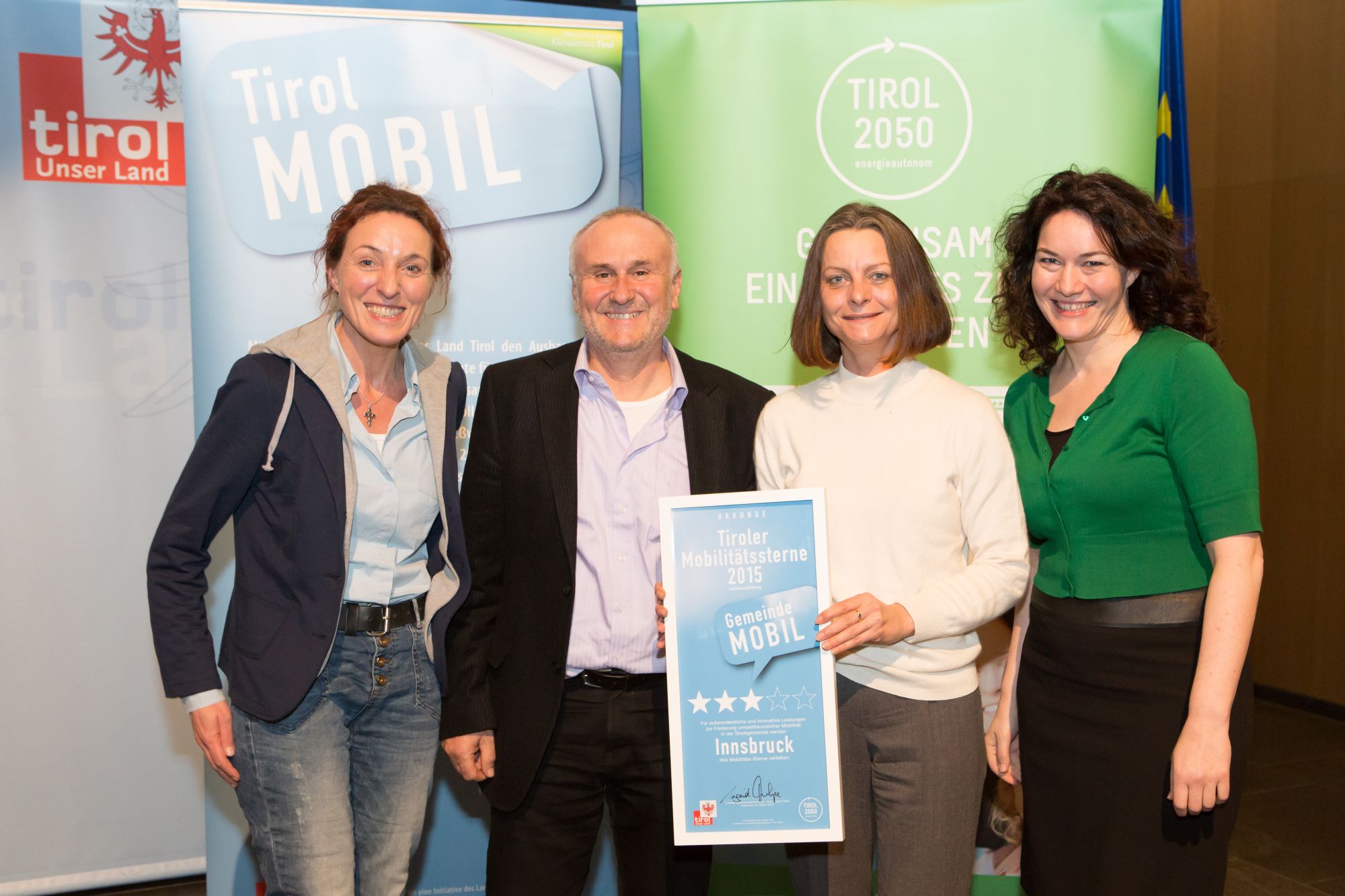 Mit gleich drei Mobilitätssternen wurde Innsbruck Anfang Jänner vom Land Tirol ausgezeichnet. LHStvin Ingrid Felipe (r.) übergab die Auszeichnung an (v. l.) Christine Schermer (Verkehrsplanung), Reinhard Fischer (Amtsleiter Verkehrsplanung, Umwelt) und Vizebürgermeisterin Sonja Pitscheider. Laut Juryentscheid setze die Tiroler Landeshauptstadt auf eine nachhaltige Verkehrspolitik, die sich durch Ausdauer und laufende Innovationen auszeichne. Die Tiroler Mobilitätssterne sind eine Initiative im Rahmen des Mobilitätsprogramms "Tirol mobil"', das den Ausbau umweltfreundlicher Verkehrsangebote zum Ziel hat.