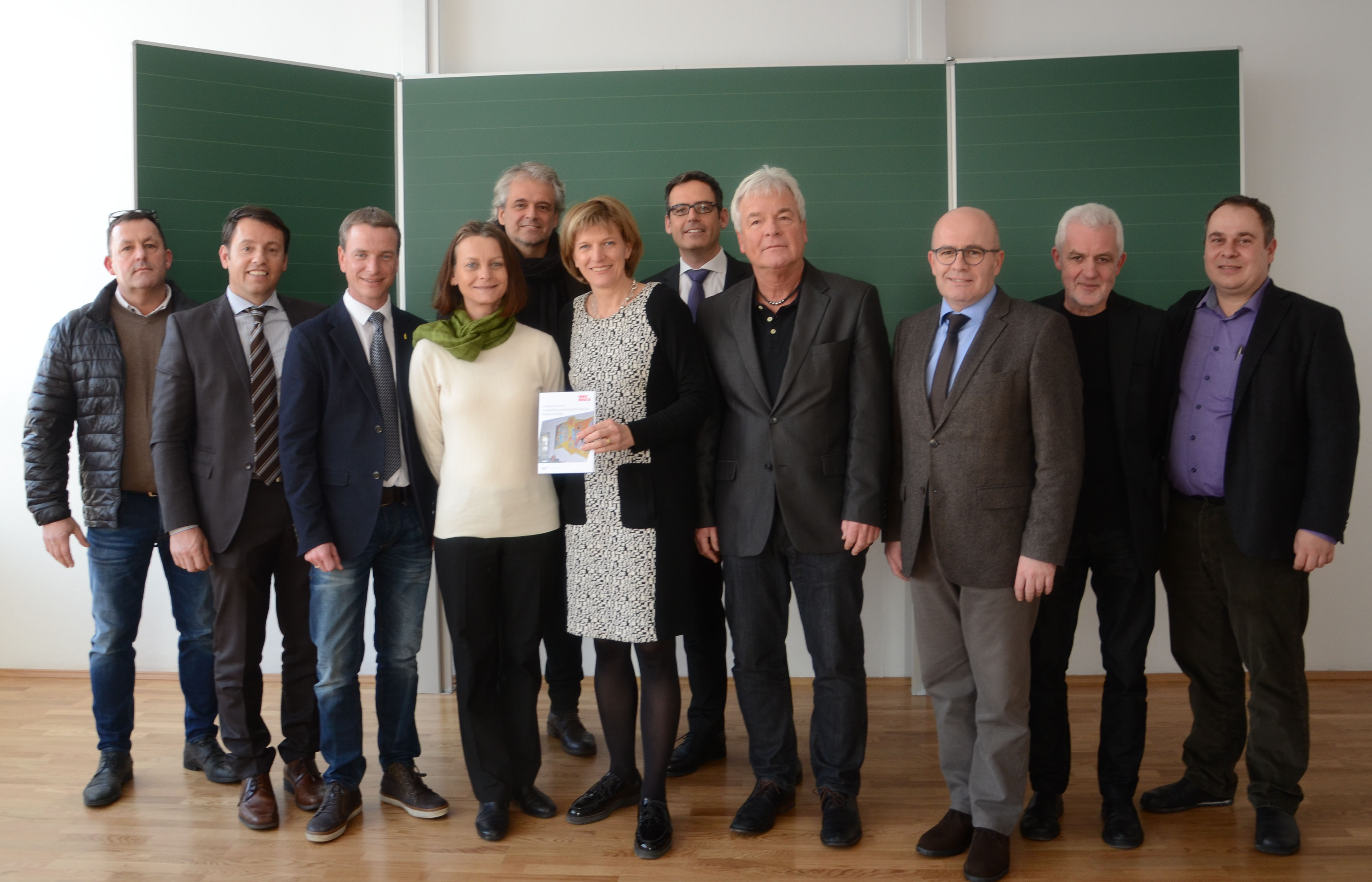 VertreterInnen der Stadtregierung und des Gemeinderats rund um Bürgermeisterin Christine Oppitz-Plörer (M.), Vertreter der IIG, Schuldirektor Christian Eder (2.v.r.), Vertreter des EU-Projekts „SINFONIA“ und der Architekt Hanno Vogl-Fernheim (5.v.l.) überzeugten sich selbst vom Endergebnis in der VS Pradl-Ost.