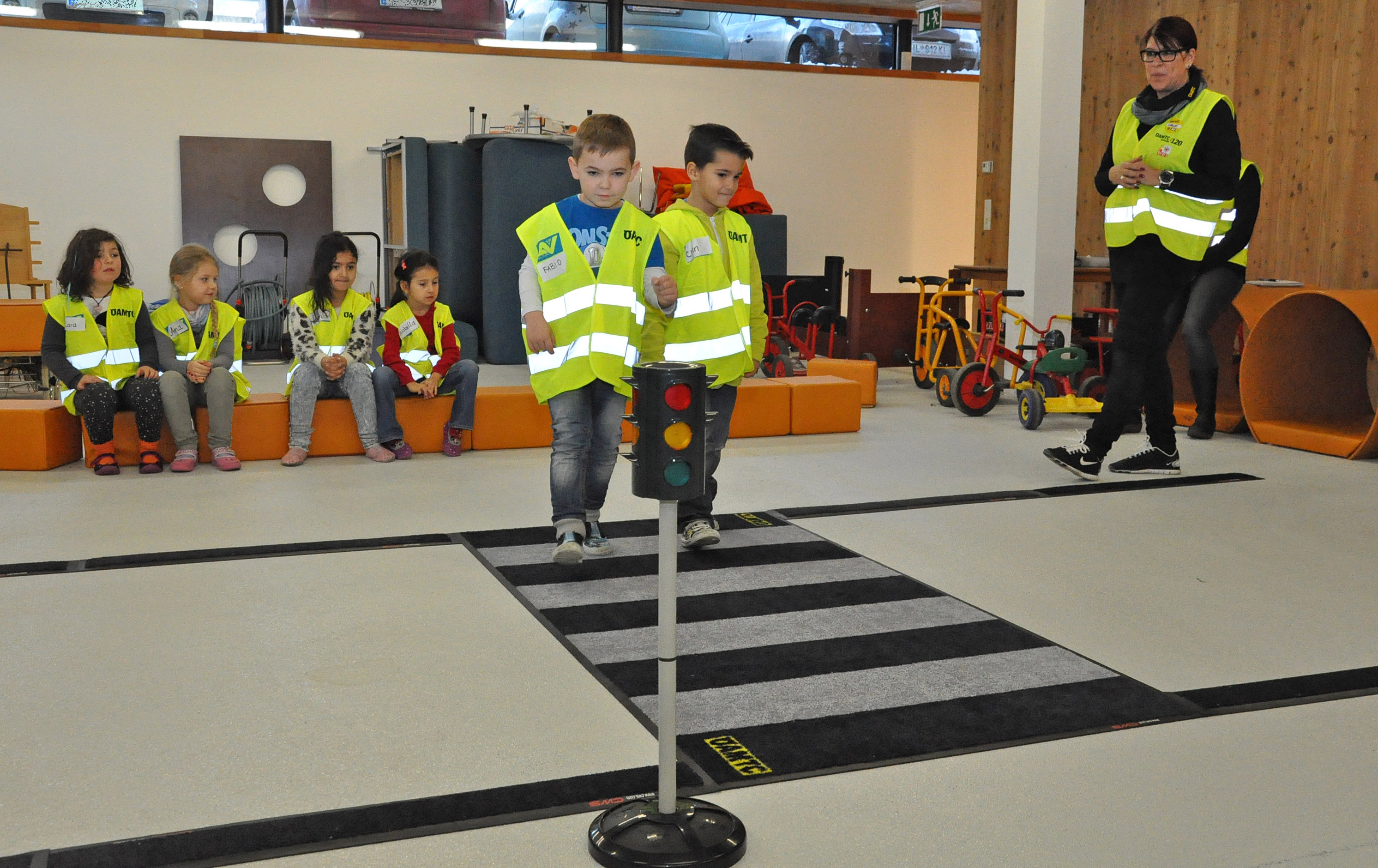 Vom sicheren Straßenüberqueren bis zur Sichtbarkeit im Straßenverkehr: Spielerisch erlernten die Kinder des Kindergarten „Kinder am Tivoli“ mit Uschi Huber (ÖAMTC) das richtige Verhalten auf der Straße.