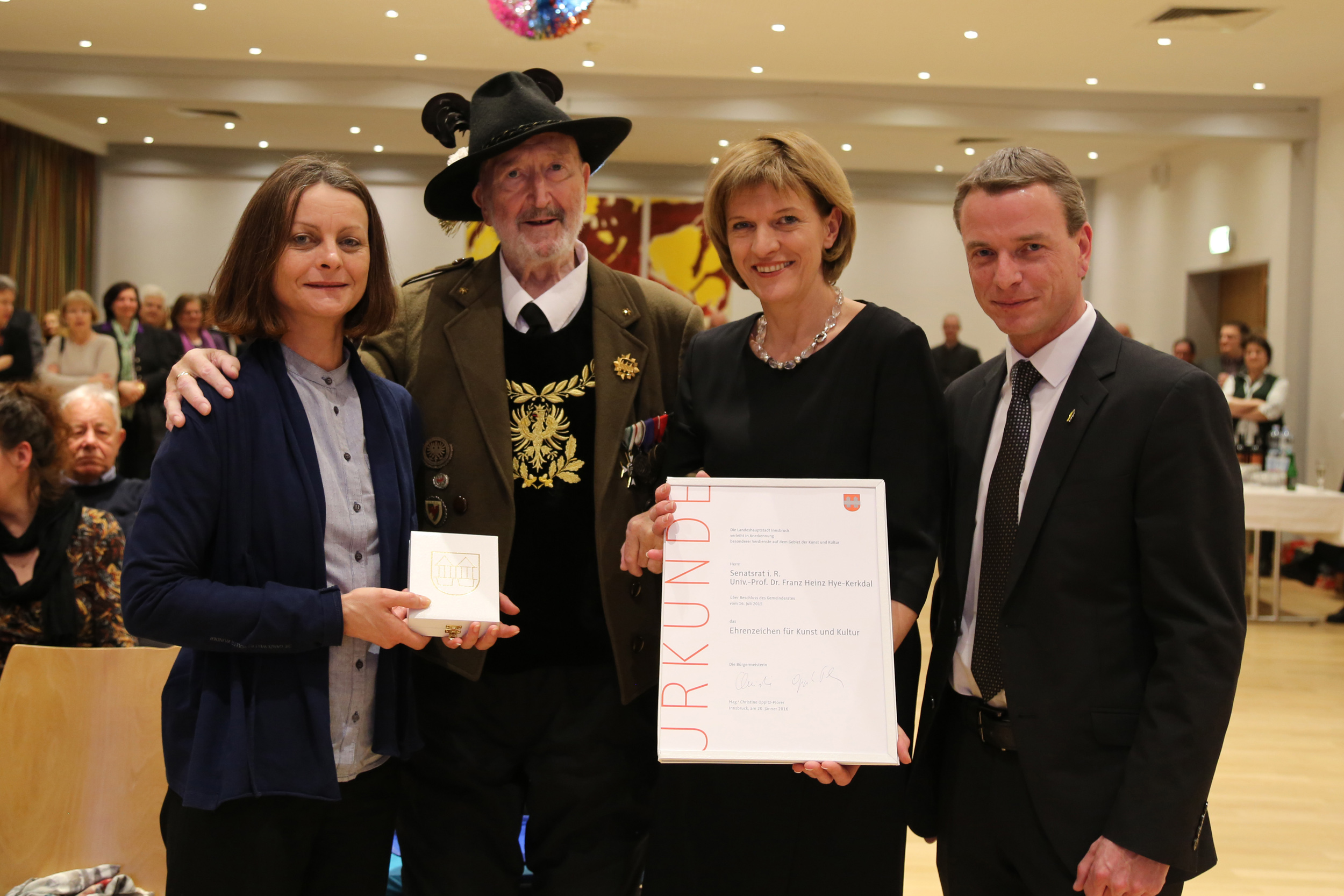 v.l. Vizebürgermeisterin Mag.a Sonja Pitscheider, Univ.-Prof. Dr. Franz-Heinz Hye-Kerkdal, Bürgermeisterin Mag.a Christine Oppitz-Plörer, Vizebürgermeister Christoph Kaufmann.