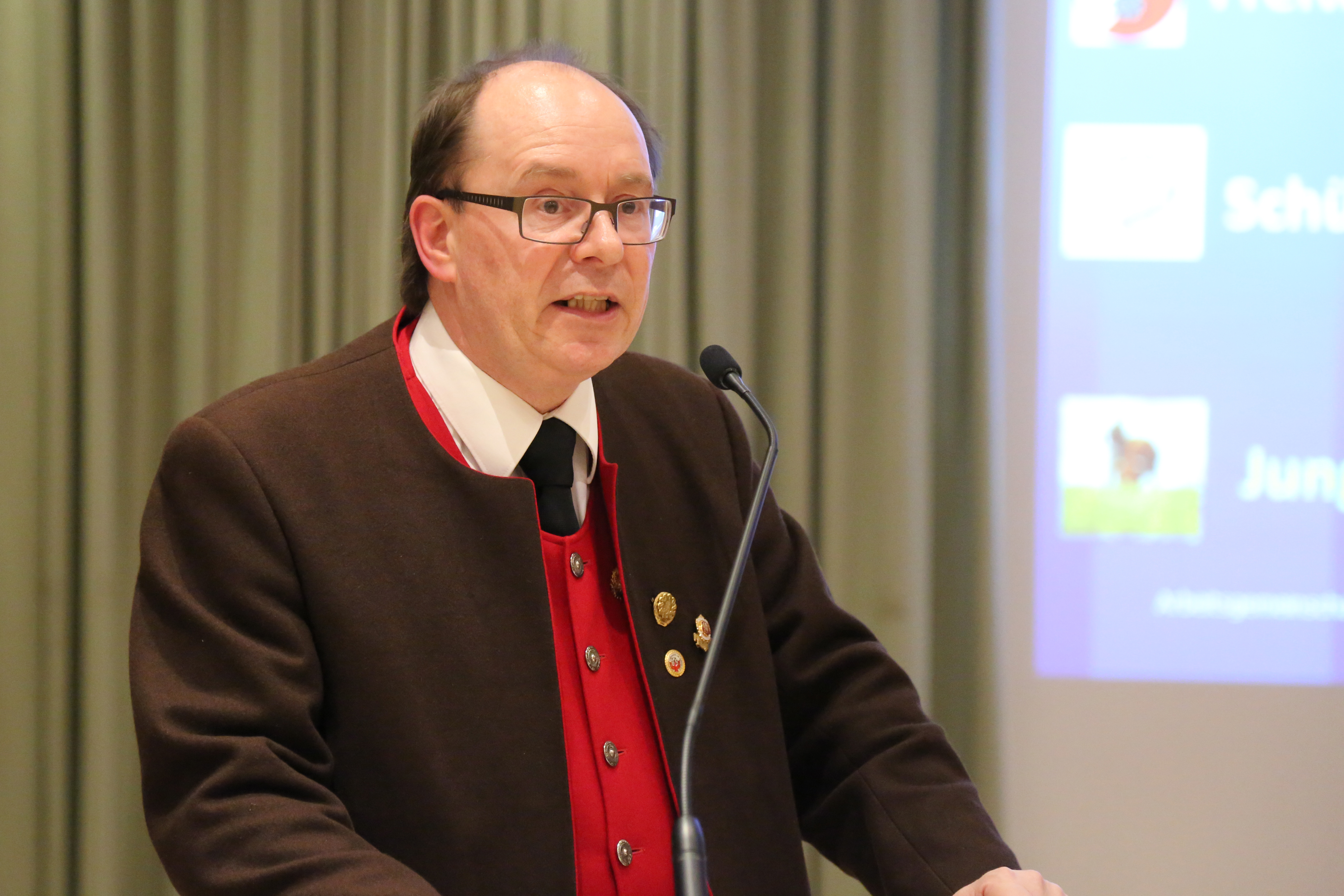 Beim traditionellen Neujahrsempfang in Amras dankte Bürgermeisterin Christine Oppitz-Plörer im Namen aller anwesenden StadträtInnen und GemeinderätInnen den zahlreichen Vereinen für ihre wertvolle Arbeit während des gesamten Jahres. Im Rahmen des Neujahrsempfanges wurde dem gebührtigen Amraser Franz-Heinz Hye-Kerkdal das Kulturehrenzeichen der Stadt Innsbruck verliehen.