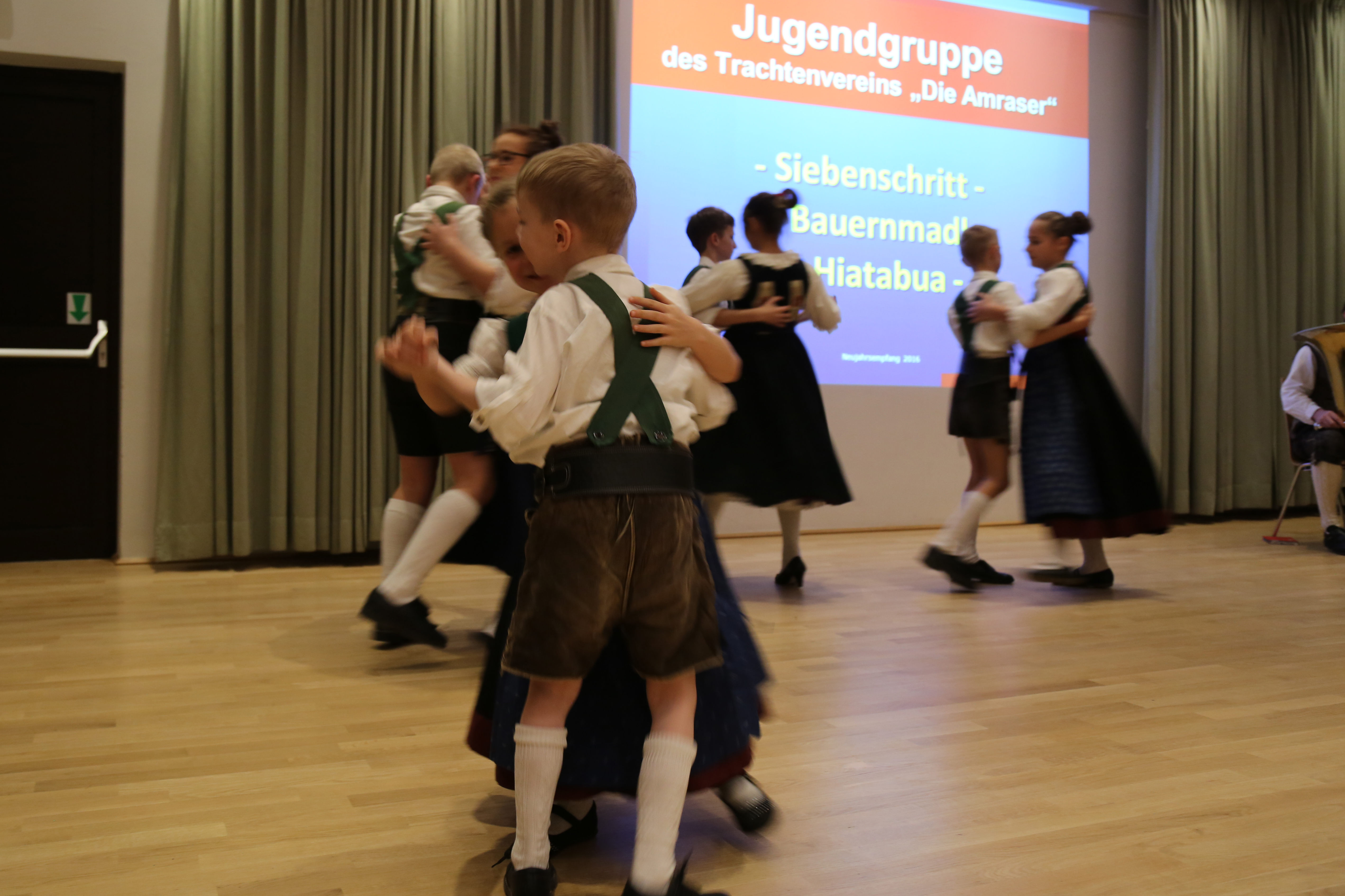 Beim traditionellen Neujahrsempfang in Amras dankte Bürgermeisterin Christine Oppitz-Plörer im Namen aller anwesenden StadträtInnen und GemeinderätInnen den zahlreichen Vereinen für ihre wertvolle Arbeit während des gesamten Jahres. Im Rahmen des Neujahrsempfanges wurde dem gebührtigen Amraser Franz-Heinz Hye-Kerkdal das Kulturehrenzeichen der Stadt Innsbruck verliehen.