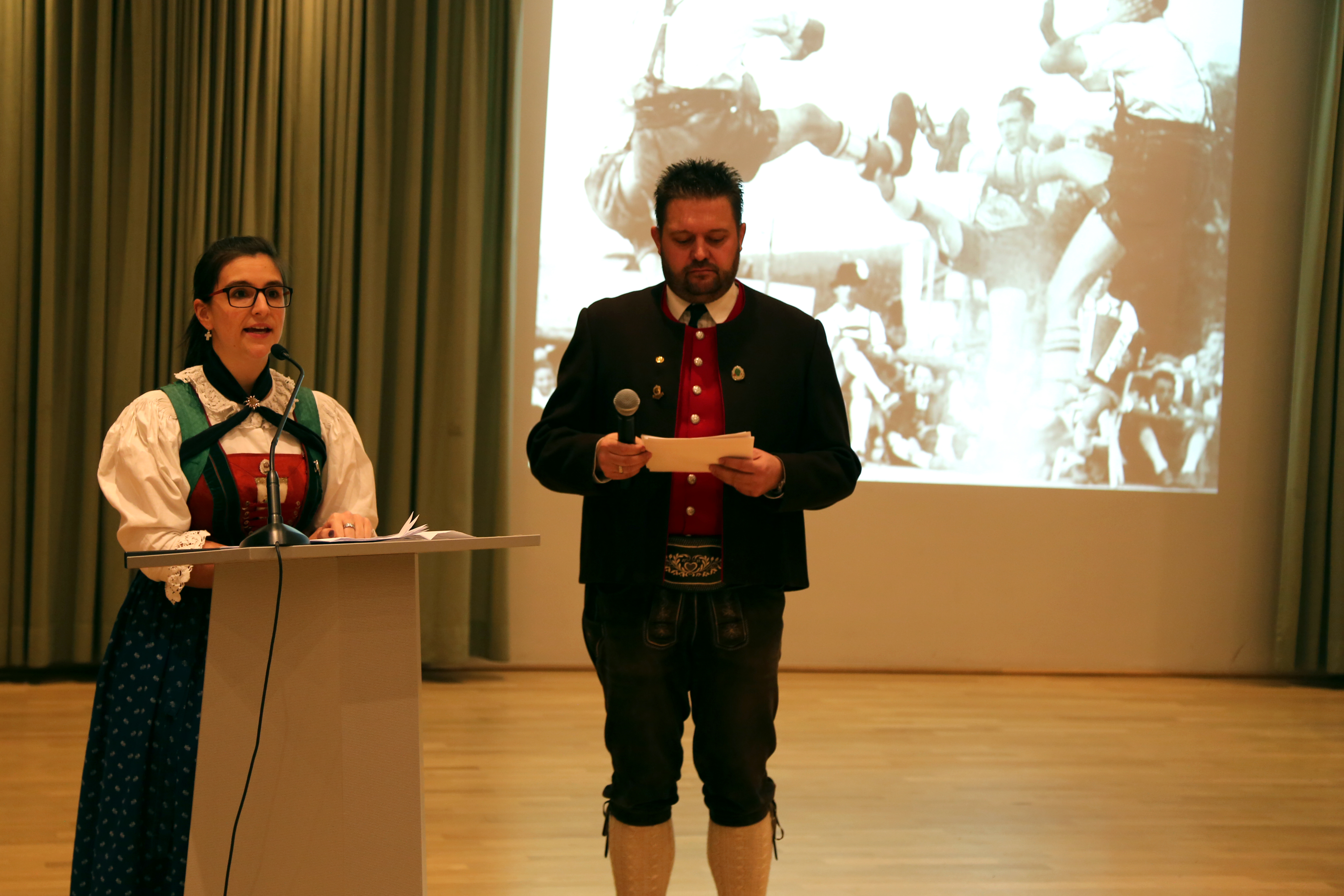 Beim traditionellen Neujahrsempfang in Amras dankte Bürgermeisterin Christine Oppitz-Plörer im Namen aller anwesenden StadträtInnen und GemeinderätInnen den zahlreichen Vereinen für ihre wertvolle Arbeit während des gesamten Jahres. Im Rahmen des Neujahrsempfanges wurde dem gebührtigen Amraser Franz-Heinz Hye-Kerkdal das Kulturehrenzeichen der Stadt Innsbruck verliehen.