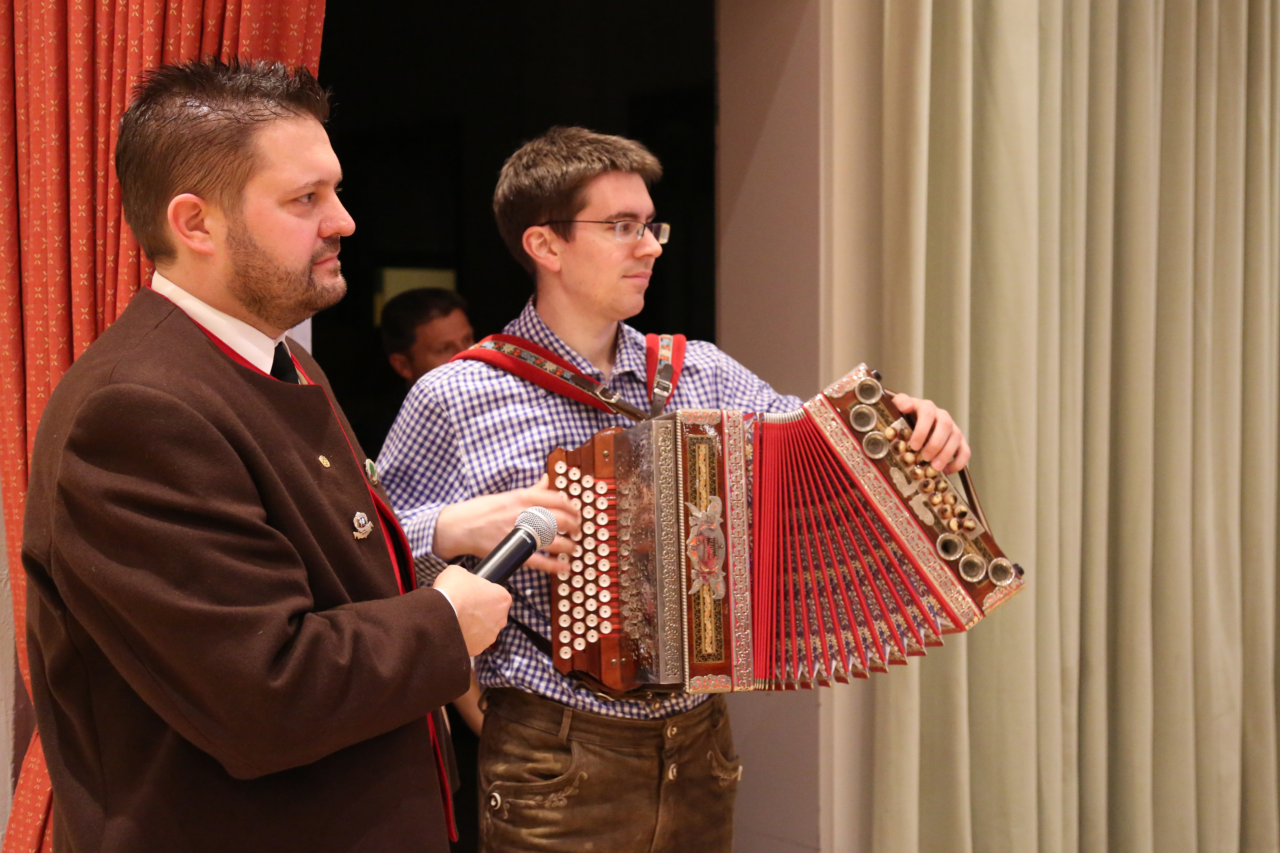 Beim traditionellen Neujahrsempfang in Amras dankte Bürgermeisterin Christine Oppitz-Plörer im Namen aller anwesenden StadträtInnen und GemeinderätInnen den zahlreichen Vereinen für ihre wertvolle Arbeit während des gesamten Jahres. Im Rahmen des Neujahrsempfanges wurde dem gebührtigen Amraser Franz-Heinz Hye-Kerkdal das Kulturehrenzeichen der Stadt Innsbruck verliehen.
