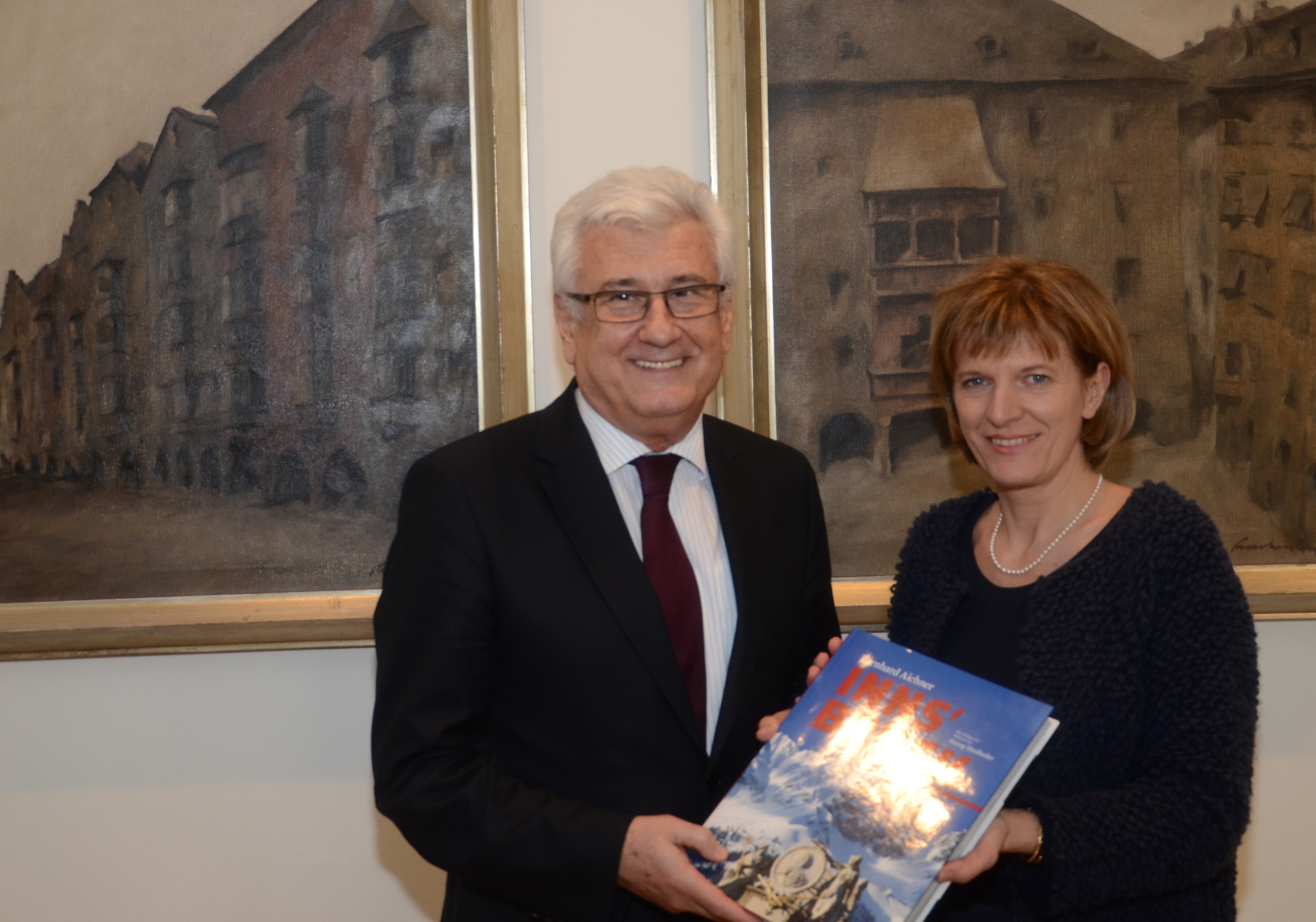 Ende Jänner stattete der Botschafter der Republik Serbien, Pero Jankovic, Innsbrucks Bürgermeisterin Christine Oppitz-Plörer einen Besuch ab. Die beiden tauschten sich über unterschiedliche Themen aus. Als Andenken überreichte Oppitz-Plörer ihrem Gast ein Buch über die Tiroler Landeshauptstadt, das dieser gerne mitnahm.