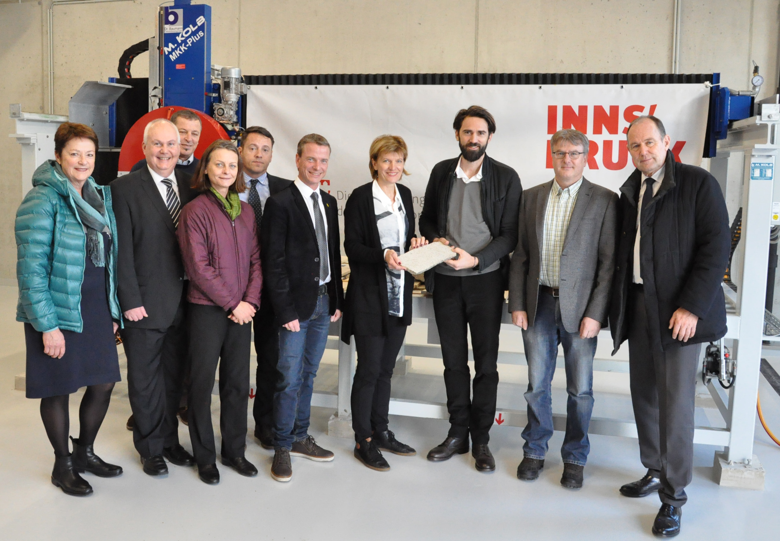 VertreterInnen der Stadtregierungen sowie des Gemeinderats rund um Bürgermeisterin Christine Oppitz-Plörer (4.v.r.), Architekt Thomas Heil (3.v.r.), Josef Mühlmann (Amtsleitung Straßenbetrieb, 2.v.r.), IIG-Aufsichtsratsvorsitzender Franz Pegger (1.v.r.) sowie Franz Danler (IIG-Geschäftsführer, 5.v.l.) zeigten sich erfreut über den neuen Straßenbauhof Innsbruck: