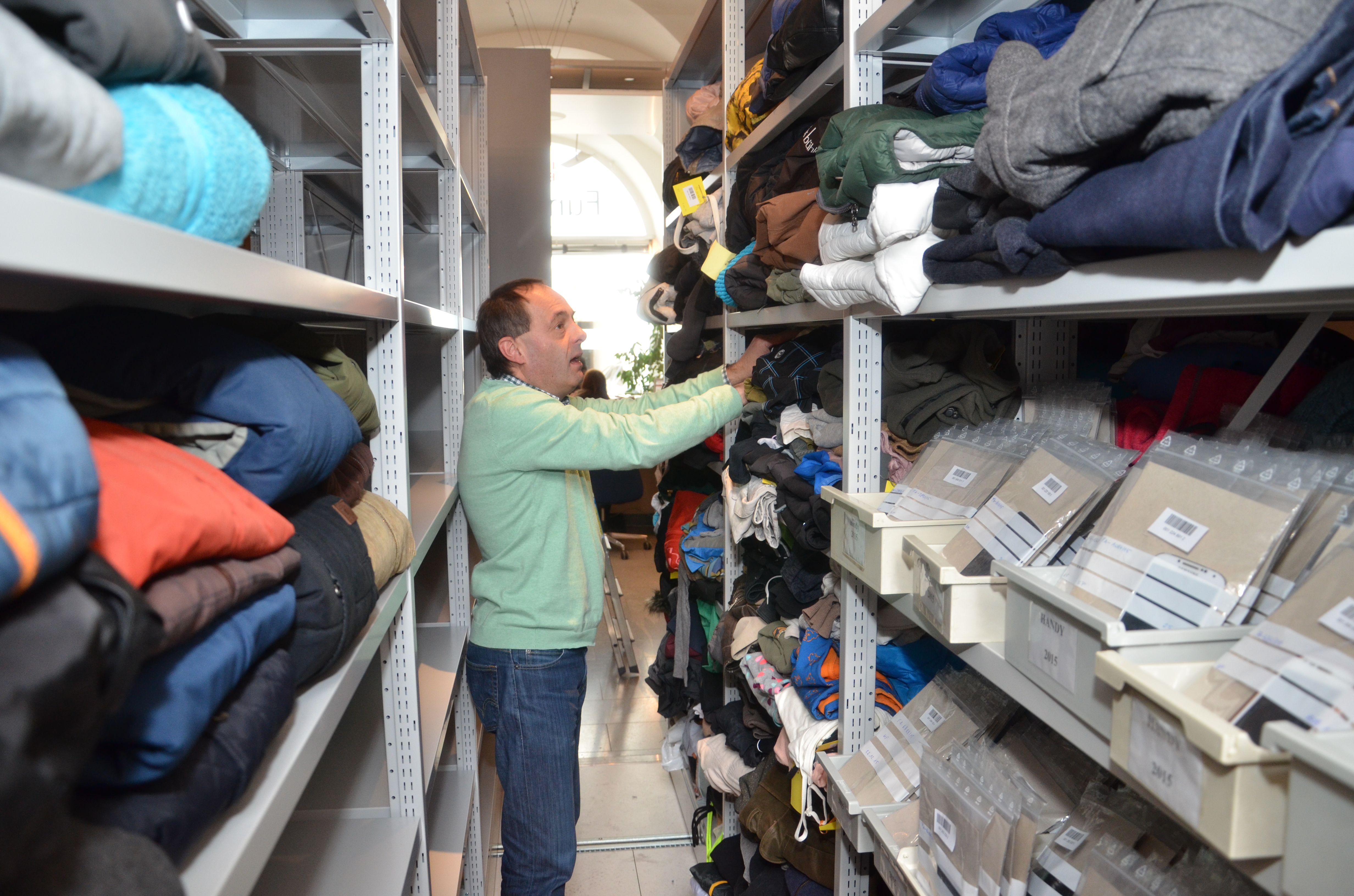 Herwig Kaltenhauser, Mitarbeiter im Fundamt, hat den Überblick über die Dinge, die abgegeben werden.