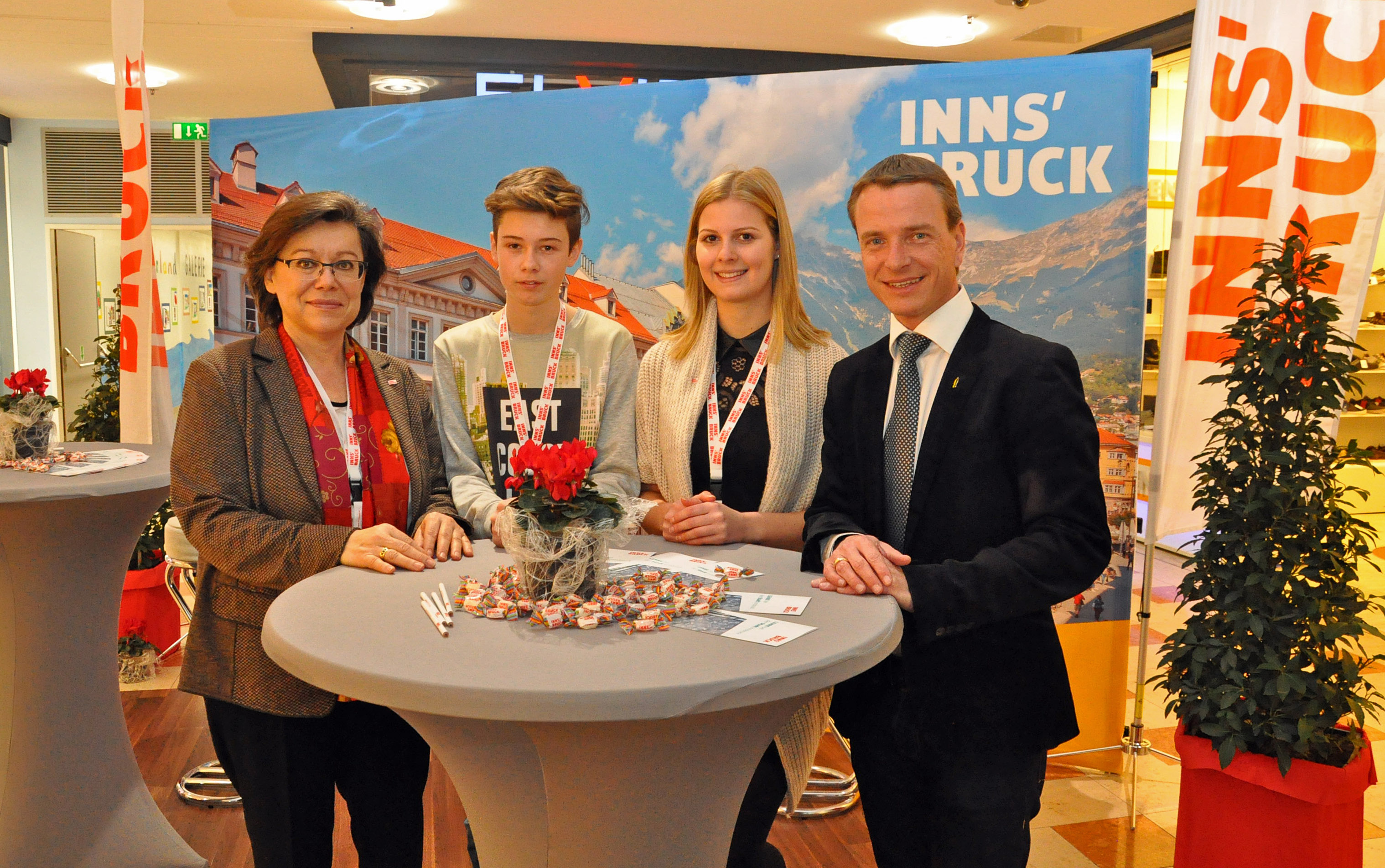 Gaben bei der jobtime Einblicke in die Lehrberufe der Stadt Innsbruck (v. l.): Monika Erharter (Lehrlingsbeauftragte der Stadt Innsbruck), die Lehrlinge Julian Sailer und Nina Egger sowie Vizebürgermeister Christoph Kaufmann