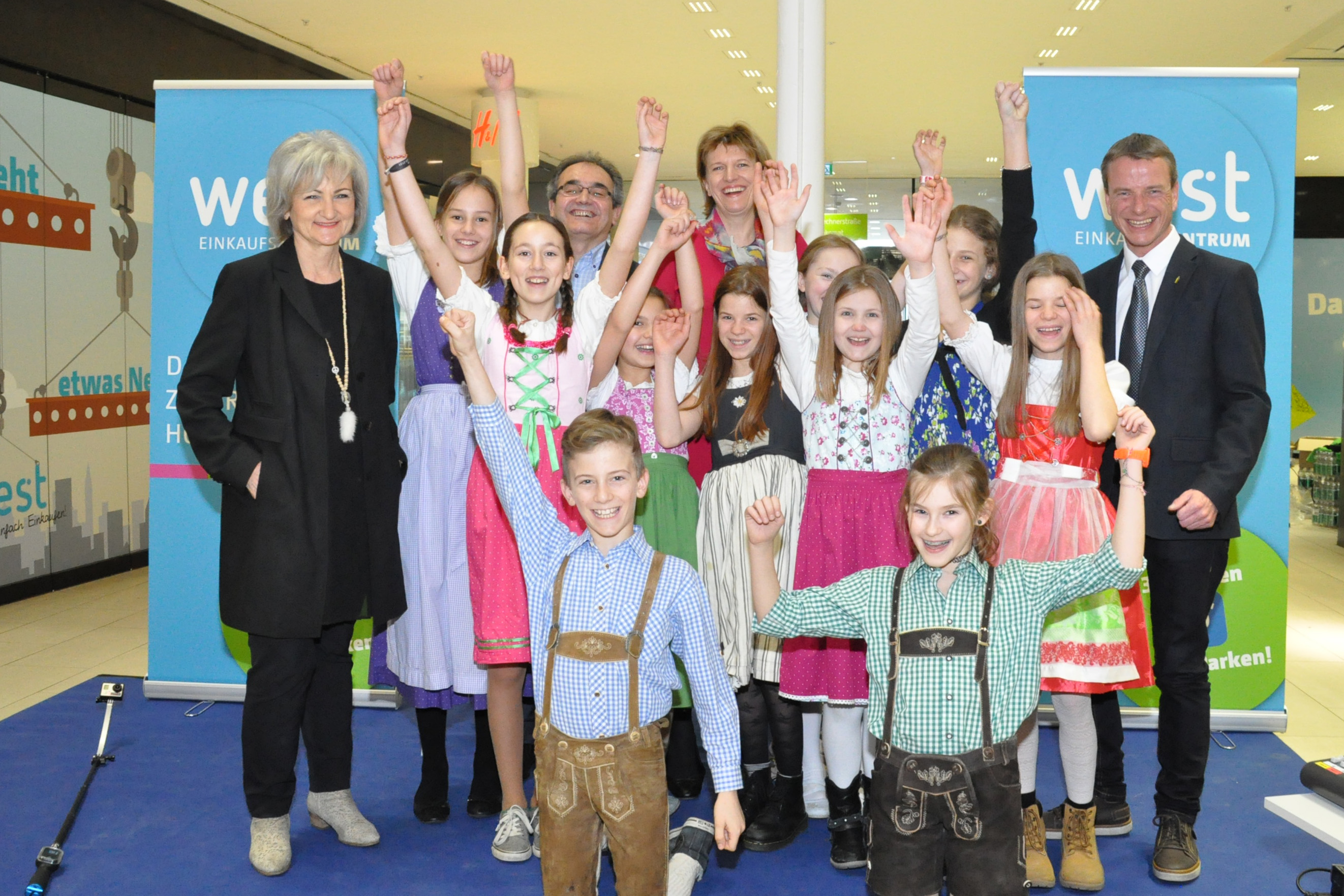 Am 05. Februar wurde der diesjährige Semesterferienzug im EKZ west eröffnet. Bei der stimmungsvollen Veranstaltung wurde gesungen, getanzt und gelacht. Auch Bürgermeisterin Christine Oppitz-Plörer (hinten M.) und Vizebürgermeister Christoph Kaufmann (r.) machten mit. Gestaltet wurde die Veranstaltung unter anderem von SchülerInnen des BRG in der Au. Schuldirektorin Margret Fessler (l.) unterstützte die Aktion ebenfalls.