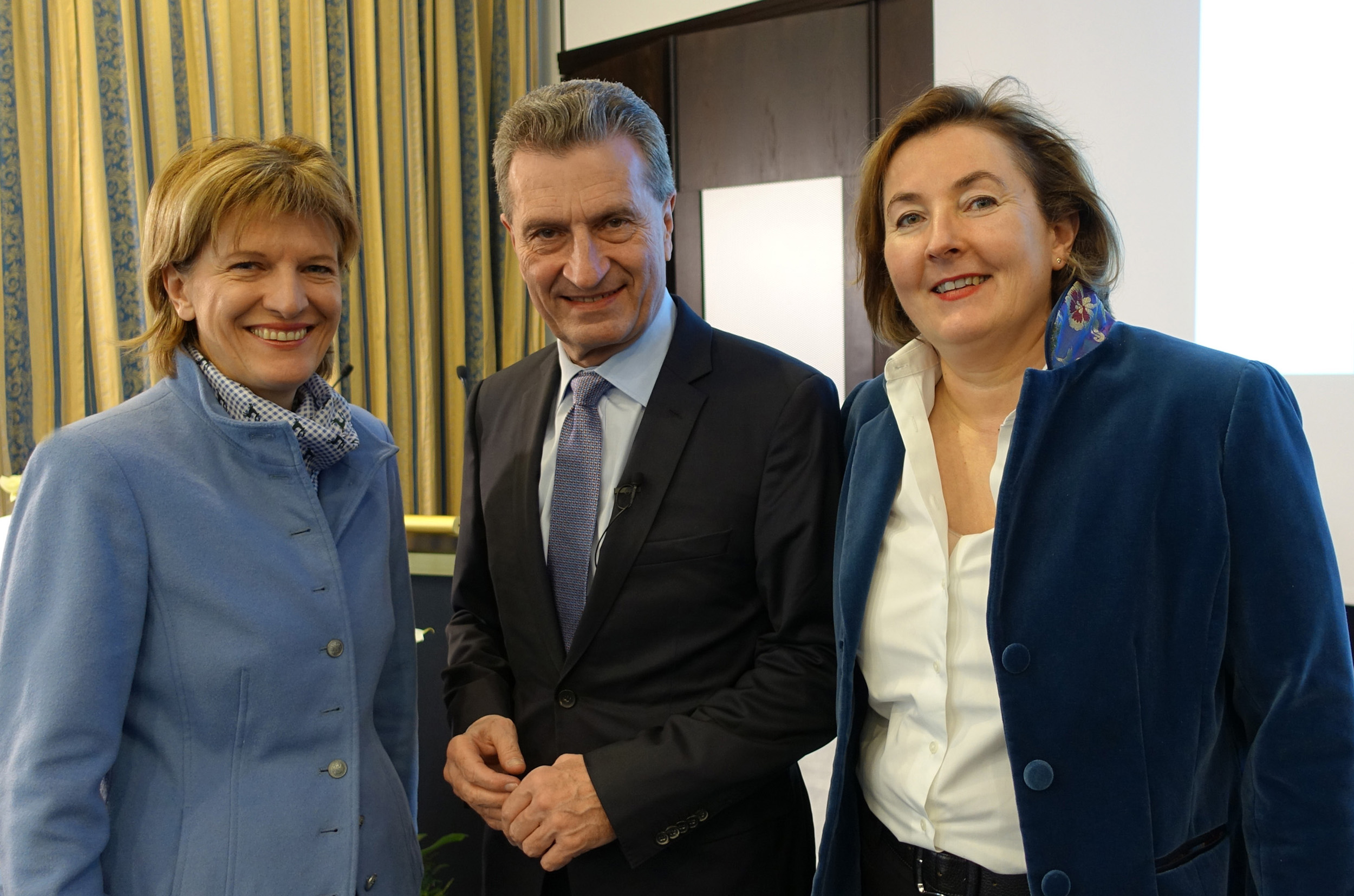 Bürgermeisterin Christine Oppitz Plörer im Austausch mit EU-Kommisar Günther H. Oettinger und FIW-Vorstandsvorsitzender Angelika Westerwelle (v.l.)