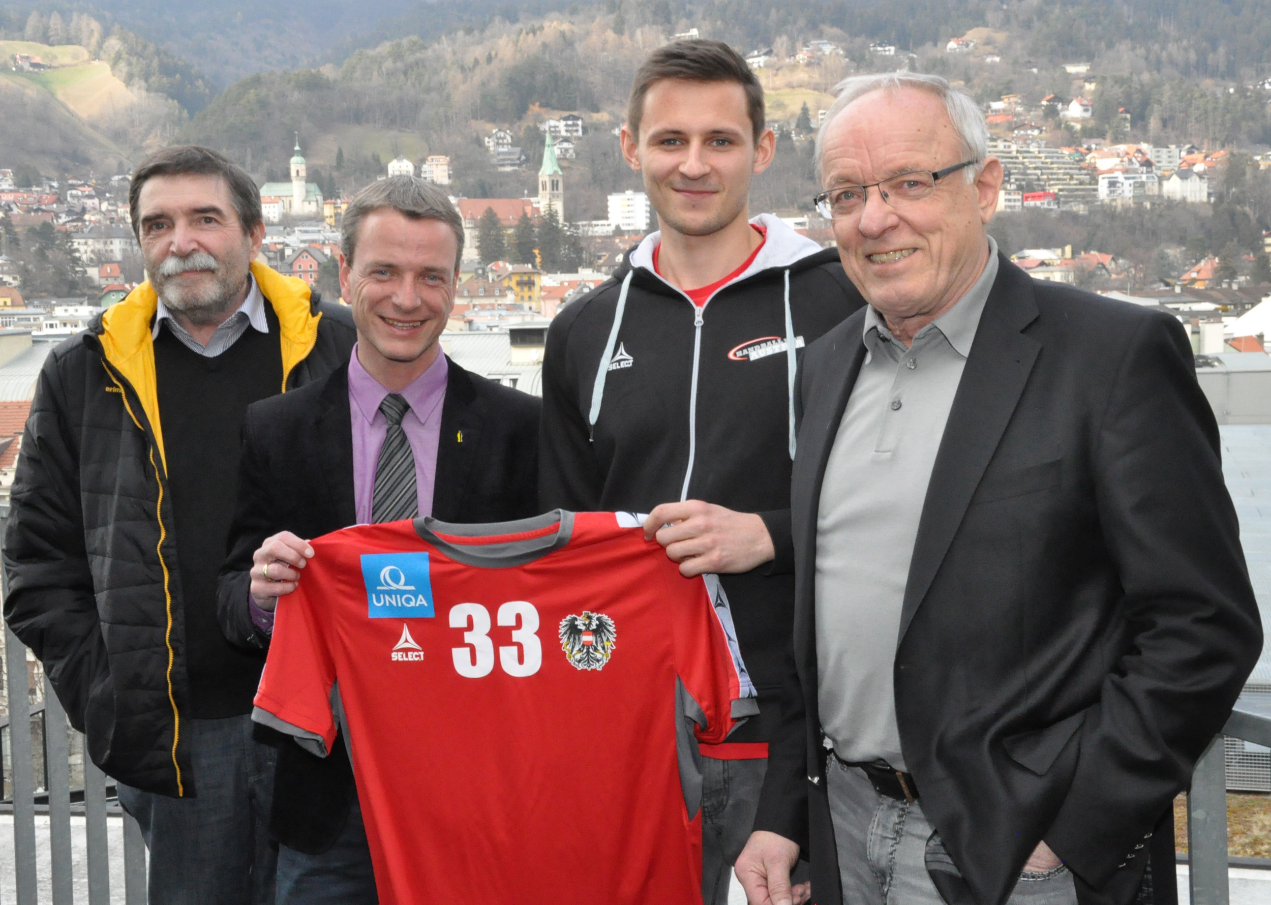 Handball-Nationalspieler Thomas Kandolf (3.v.l.) besuchte Mitte Februar Vizebürgermeister Christoph Kaufmann (2.v.l.) und schenkte ihm ein Trikot mit seiner Erfolgsnummer 33. Die beiden unterhielten sich mit HIT-Obmann Heinz Öhler (r.) und dem Präsidenten des Tiroler Handballverbandes, Thomas Czermin, über die sportlichen Erfolge des 22-Jährigen. Kandolf begann mit 14 Jahren in Innsbruck Handball zu spielen, im September 2015 wurde er in die Nationalmannschaft einberufen.