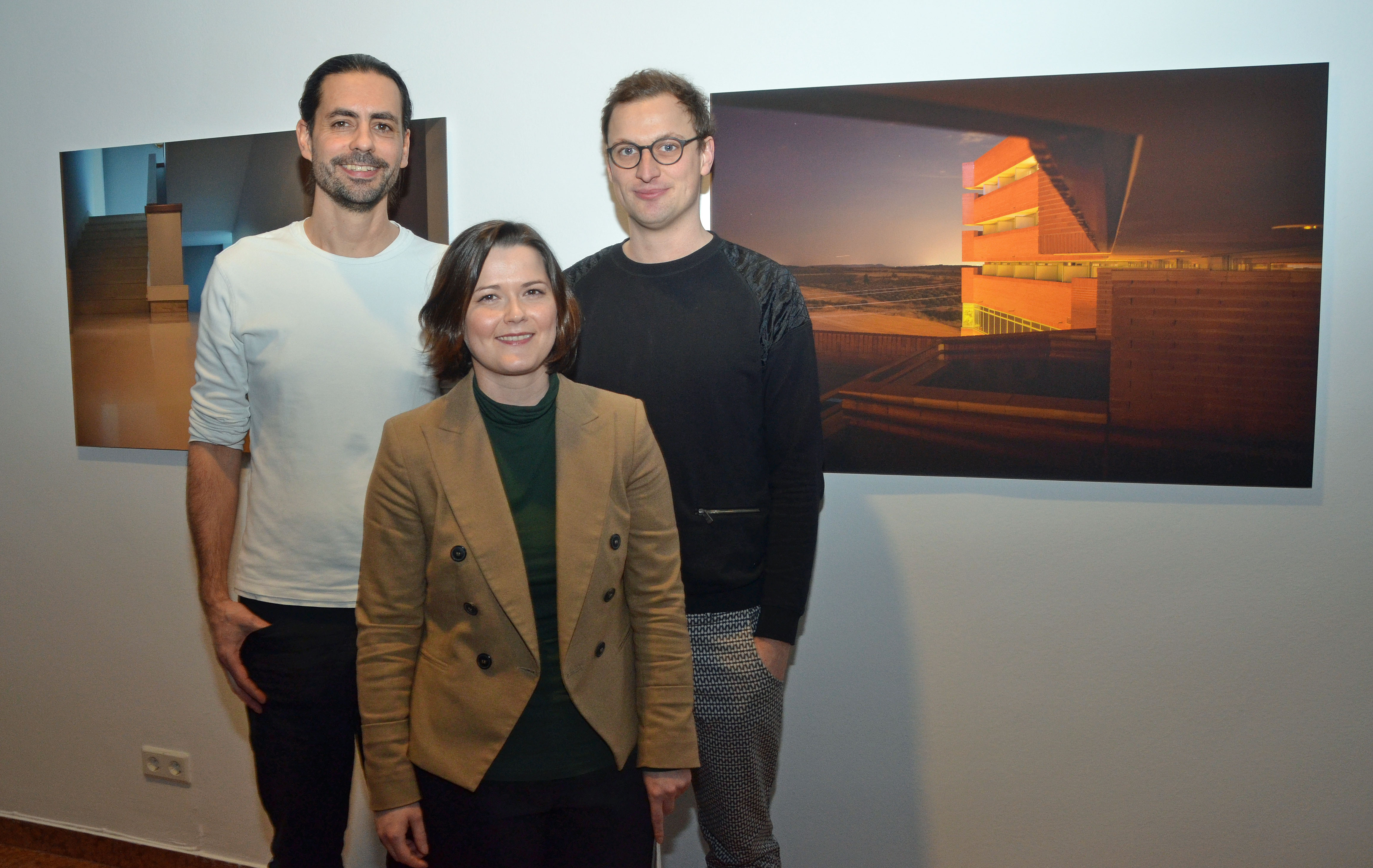 Das Künstlerduo „jöchlTRAGSEILER“ – Alexander Jöchl (l.) und Wolfgang Tragseiler (r.) – präsentierten ihre Kunstwerke mit Referentin Mag.a Natalie Pedevilla (Bildende Kunst und Kulturprojekte) in der Galerie im Andechshof.