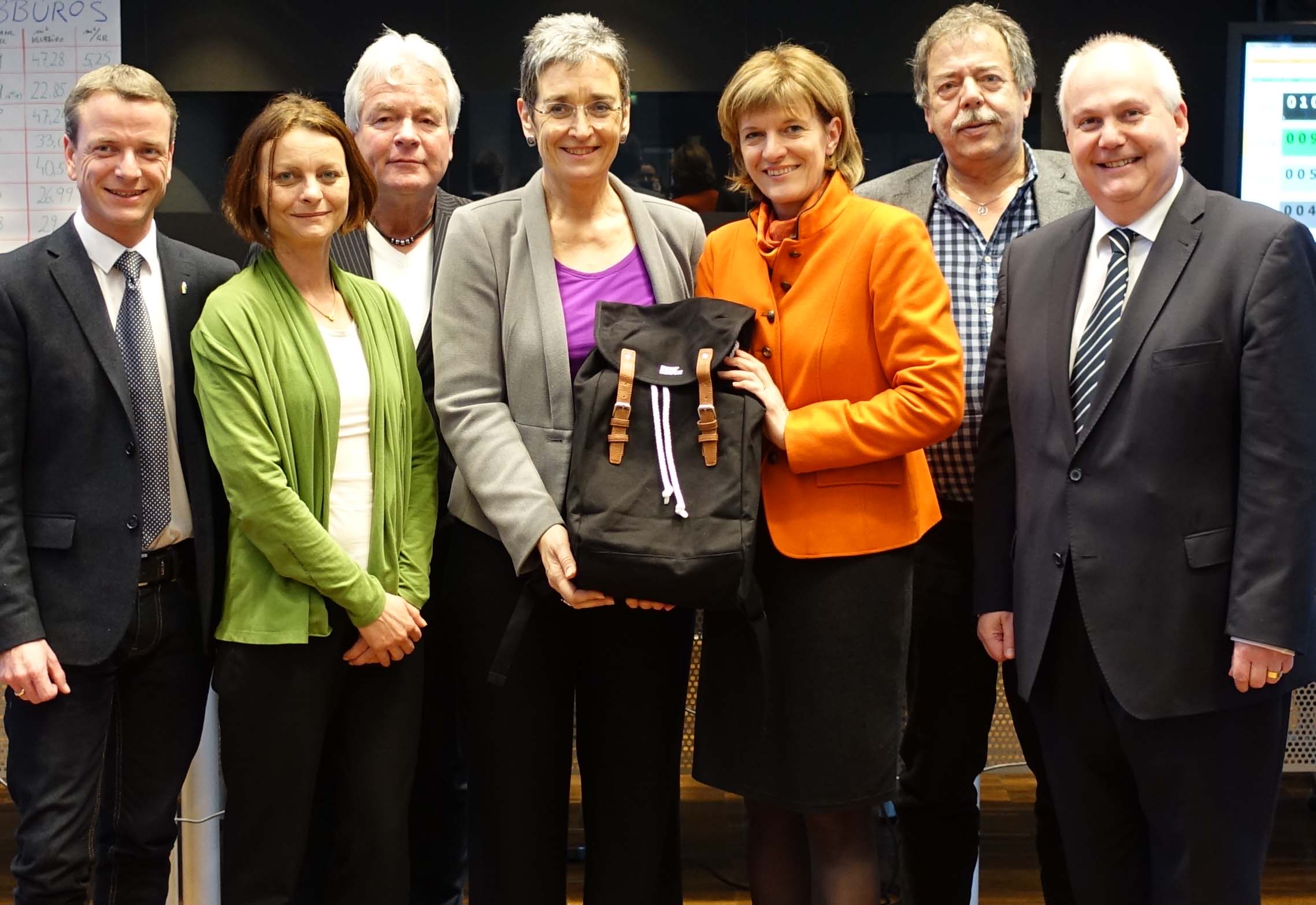 Beim Gemeinderat am 18. Februar (v.l.): Vizebürgermeister Christoph Kaufmann, Vizebürgermeisterin Sonja Pitscheider, Stadtrat Ernst Pechlaner, EU-Vizepräsidentin Ulrike Lunacek, Bürgermeisterin Christine Oppitz-Plörer, Stadtrat Gerhard Fritz, Stadtrat Andreas Wanker.