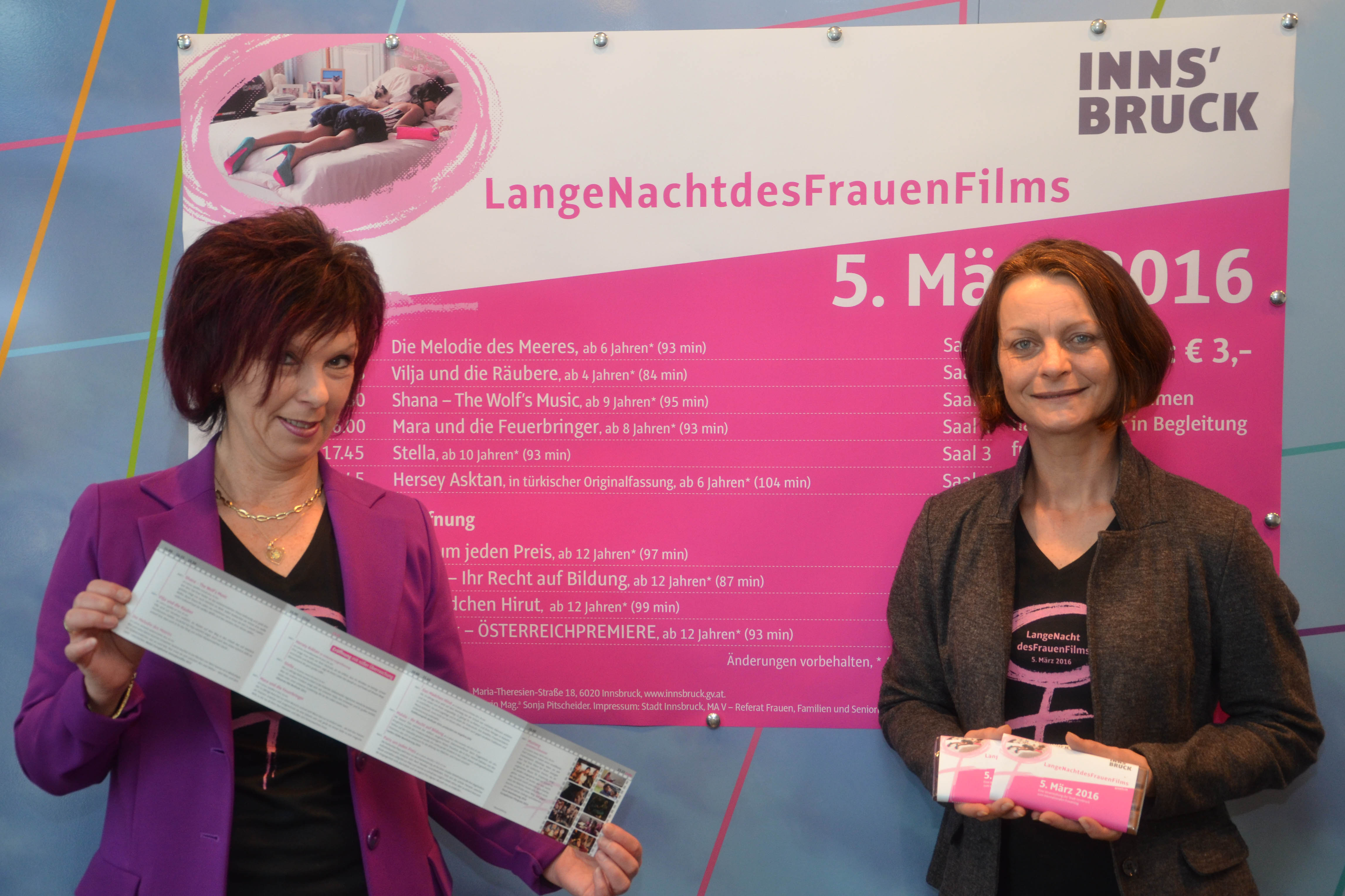 Vizebürgermeisterin Sonja Pitscheider (r.) und Uschi Klee (Referatsleiterin Frauen, Familien, SeniorInnen, l.) präsentierten das Programm der diesjährigen Langen Nacht des Frauenfilms.