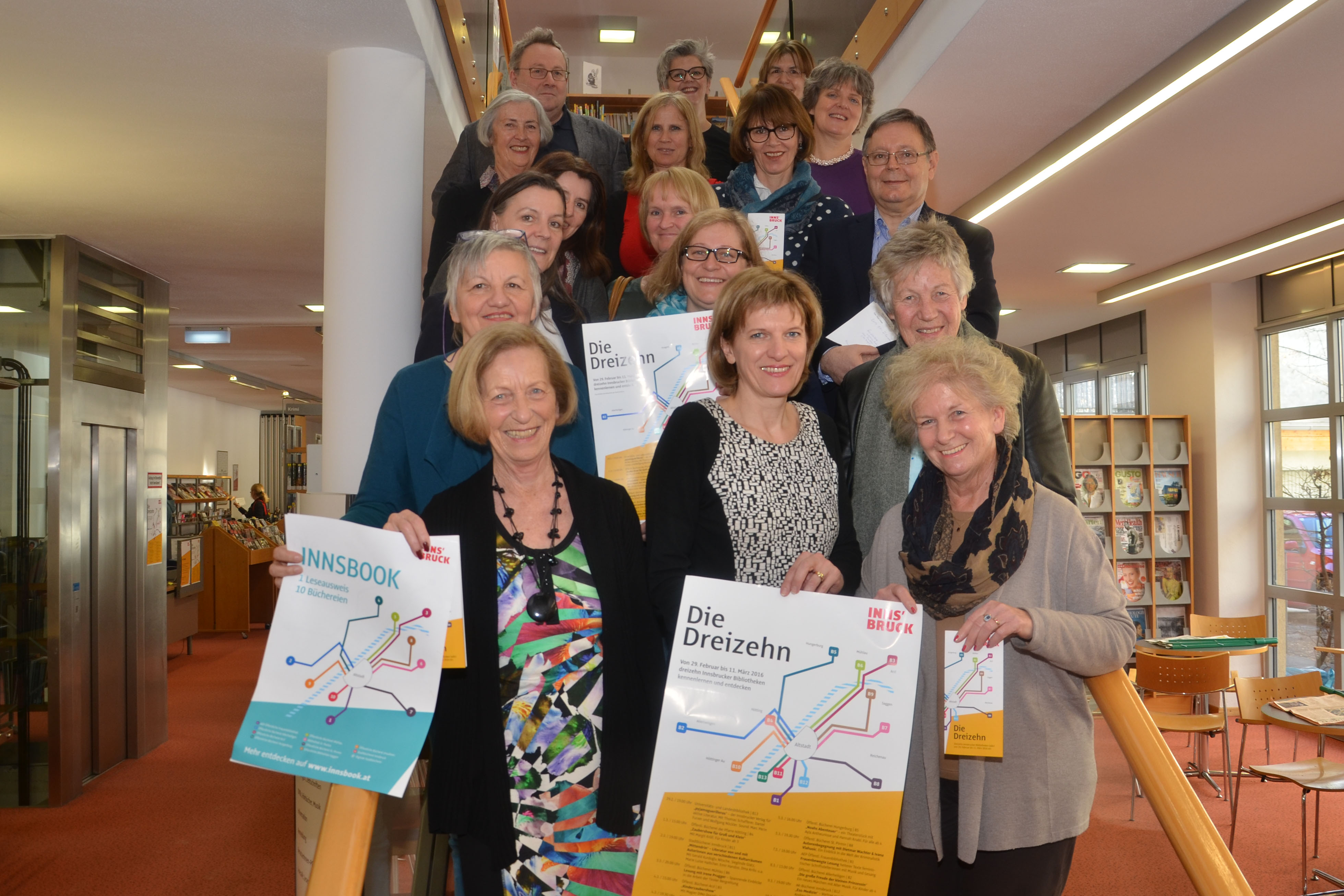 Gemeinsam mit den VertreterInnen der Stadtteilbibliotheken sowie Kulturamtsleiterin Maria-Luise Mayr (3. Reihe v.u., 1.v.l.) und Katrin Mader-Walch (Leiterin Stadtbibliothek, 2. Reihe v.u., 1.v.l.) präsentierte Bürgermeisterin Christine Oppitz-Plörer (vorne M.) heute das Programm der diesjährigen Aktionswochen.