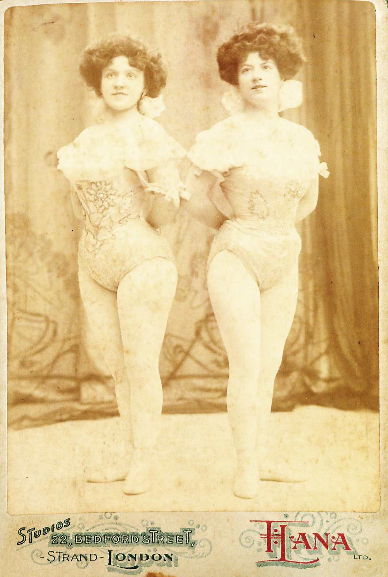 Die „Devona Sisters“. Atelieraufnahme o. J., aufgenommen in London