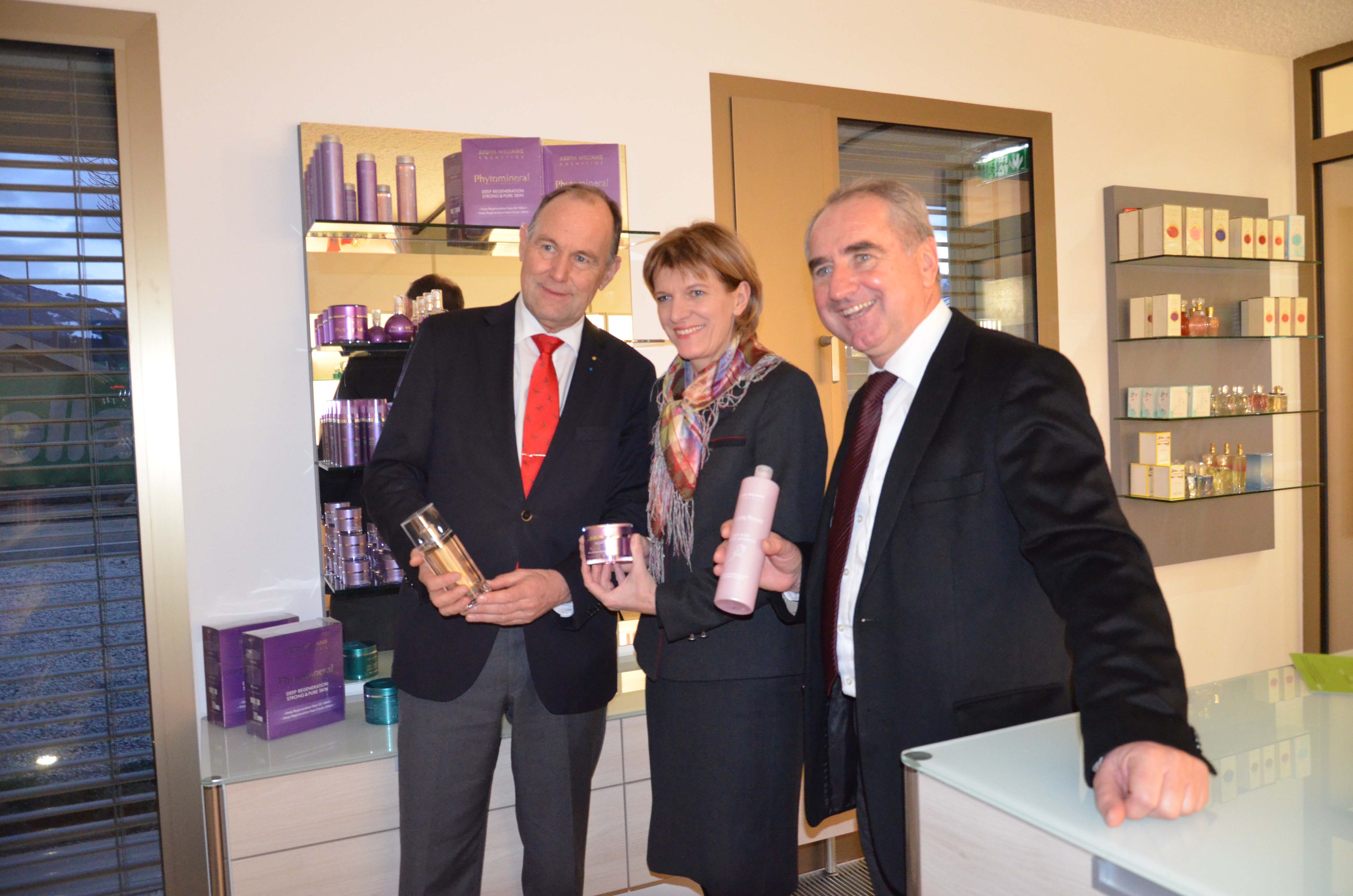 CURA-Cosmetics-Geschäftsführer Roland Kohl (r.) begrüßte im Jänner Bürgermeisterin Mag.a Christine Oppitz-Plörer und Univ.-Prof. Dr. Franz Pegger zur Eröffnung des Competence Centers.