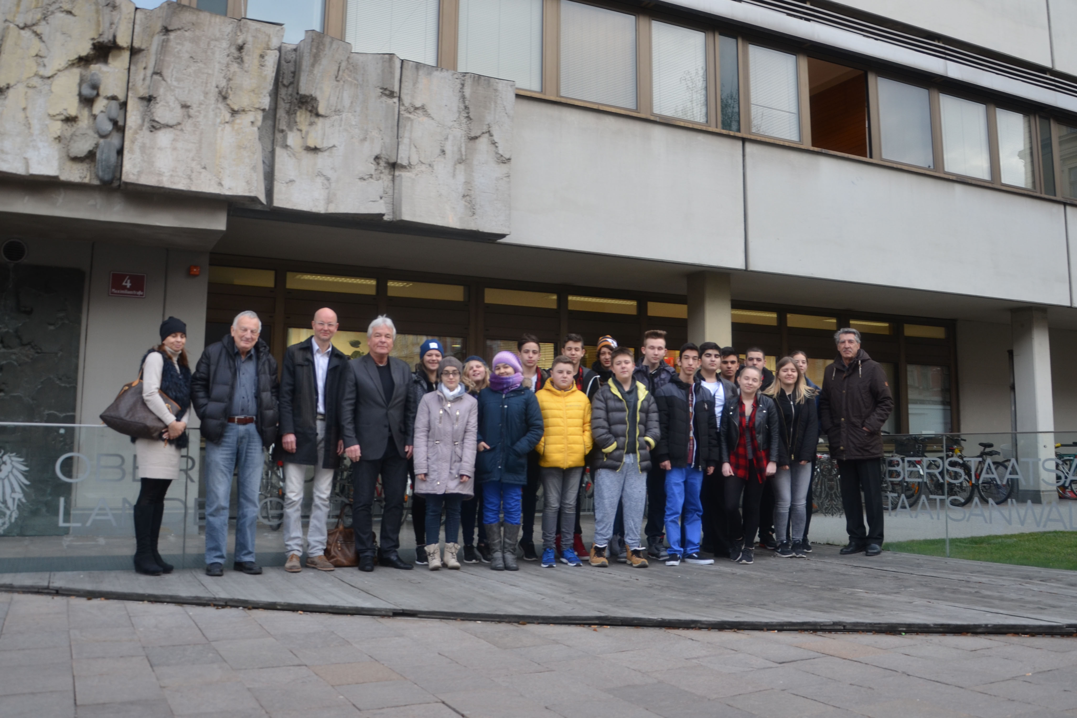 Knapp 20 SchülerInnen der 4b der NMS Hötting begaben sich kürzlich mit ihren LehrerInnen auf die Spuren der Justiz und besuchten das Landesgericht Innsbruck. Bildungsstadtrat Ernst Pechlaner (4.v.l.) begrüßte gemeinsam mit Werner Leithmayer (Amtsvorstand Schule und Bildung, 3.v.l.) sowie Projektleiter Werner Kriess (r.) die Jugendlichen.