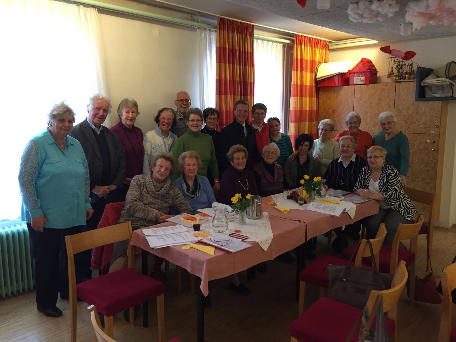 Gemeinsam mit Referentin Uschi Klee (Frauen, Familien und SeniorInnen) besuchte Vizebürgermeister Christoph Kaufmann Anfang März die SeniorInnenstube der Pfarre Alt-Pradl und dankte dem ehrenamtlichen Team für die wertvolle Arbeit im Sinne der älteren MitbürgerInnen. Unter den BesucherInnen der Seniorenstube war auch Lydia Pfeiffer, die vor wenigen Tagen ihren 100. Geburtstag feiern konnte.  

Im Innsbrucker Stadtgebiet gibt es 47 SeniorInnenstuben, die alle ehrenamtlich betreut werden. In einem oft einsam gewordenen Alltag bringen die Besuche Abwechslung, die SeniorInnen können sich austauschen und sich gegenseitig Hilfestellungen bei Problemen geben.