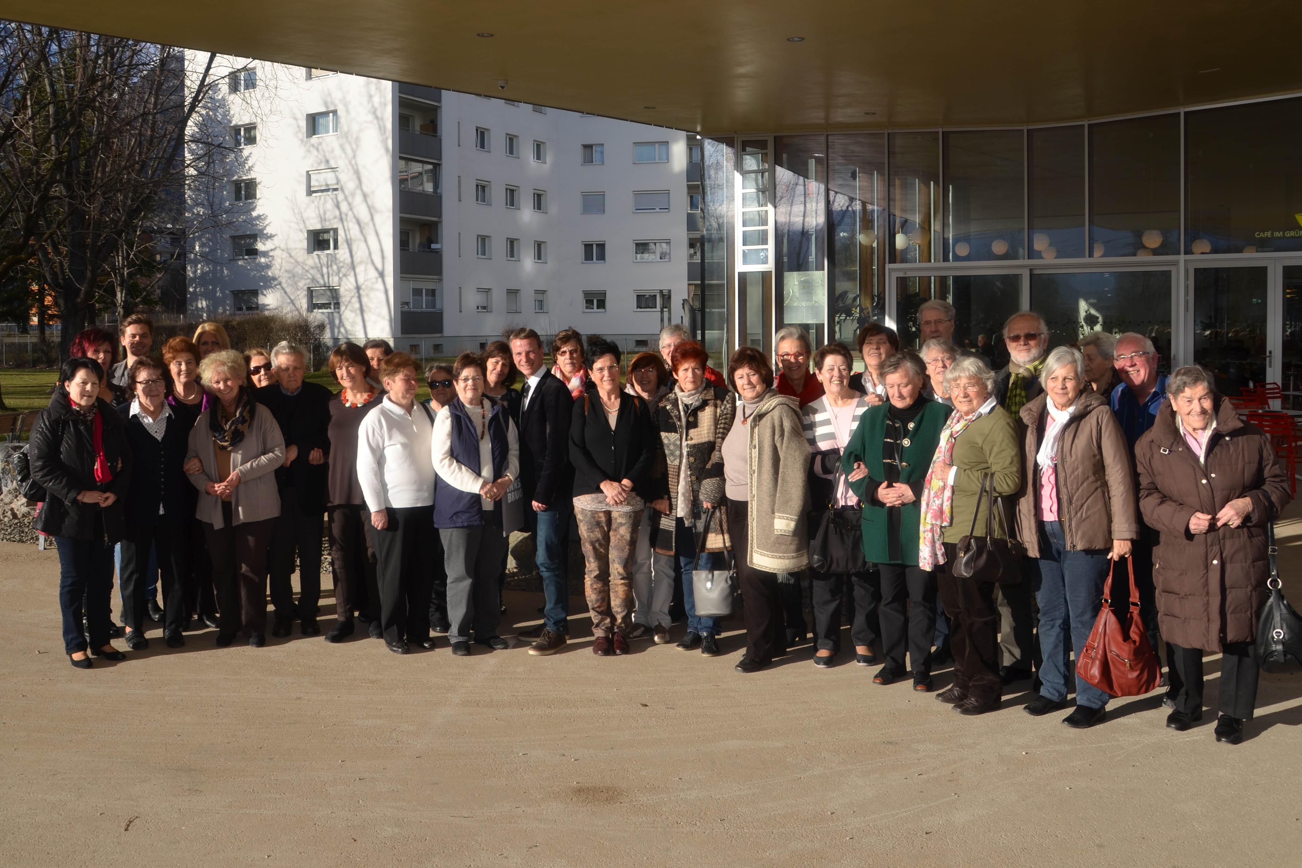 Vizebürgermeister Christoph Kaufmann (M.) und Referatsleiterin Uschi Klee (Frauen, Familien und SeniorInnen, 2.v.l.) bedankten sich kürzlich offiziell bei den ehrenamtlichen MitarbeiterInnen der Innsbrucker SeniorInnenstuben.
